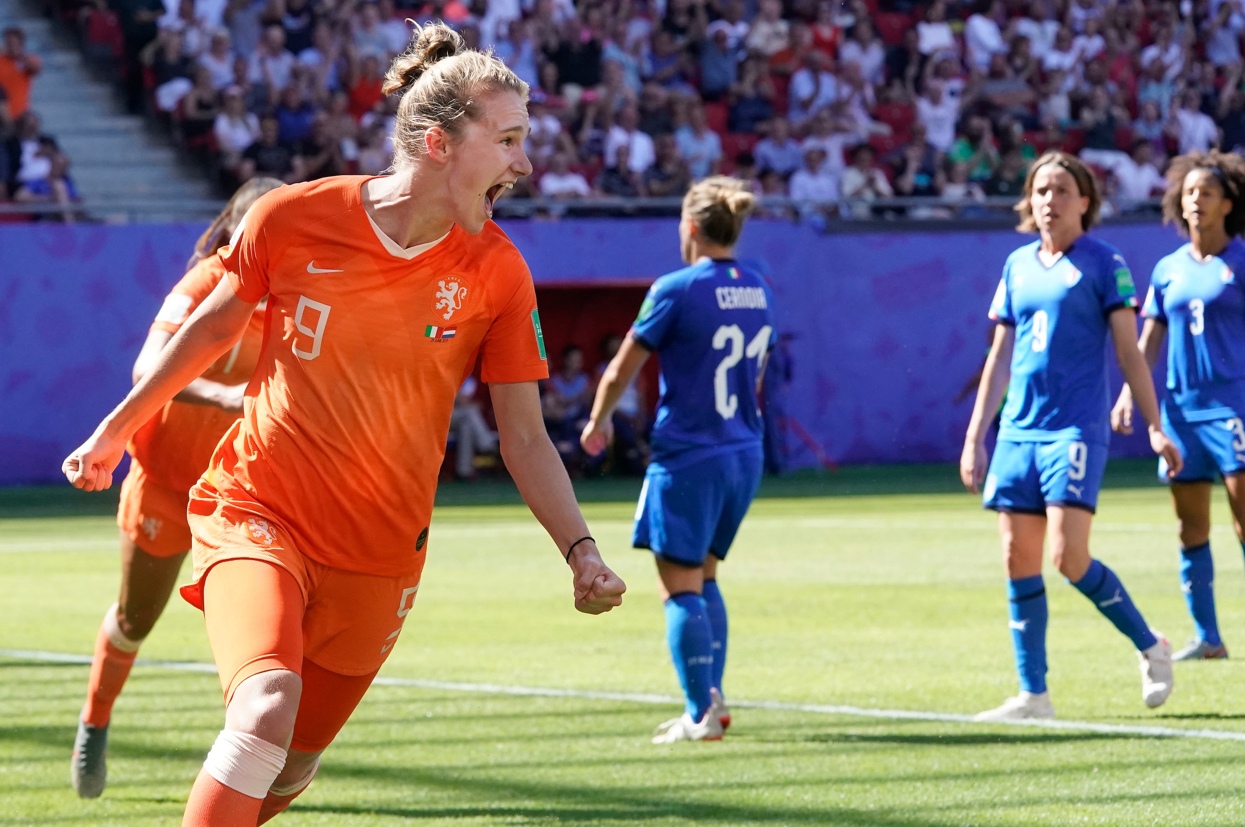VALENCIENNES, FRANCE - JUNE 29: Vivianne Miedema of Holland Women scores the first goal to make it 0-1 during the  World Cup Women  match between Italy  v Holland  at the Stade du Hainaut on June 29, 2019 in Valenciennes France (Photo by Geert van Erven/S