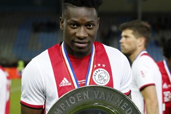 Ajax goalkeeper Andre Onana with the Dutch Eredivisie trophy, dish during the Dutch Eredivisie match between De Graafschap Doetinchem and Ajax Amsterdam at De Vijverberg stadium on May 15, 2019 in Doetinchem, The Netherlands(Photo by VI Images via Getty I