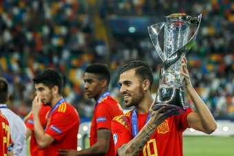 UDINE, ITALY - JUNE 30: Dani Ceballos of Spain with trophy after winning the 2019 UEFA U-21 Final between Spain and Germany at Stadio Friuli on June 30, 2019 in Udine, Italy. (Photo by TF-Images/Getty Images)