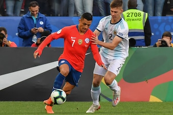 Chile's Alexis Sanchez (L) and Argentina's Juan Foyth vie for the ball during their Copa America football tournament third-place match at the Corinthians Arena in Sao Paulo, Brazil, on July 6, 2019. (Photo by Nelson ALMEIDA / AFP)        (Photo credit sho