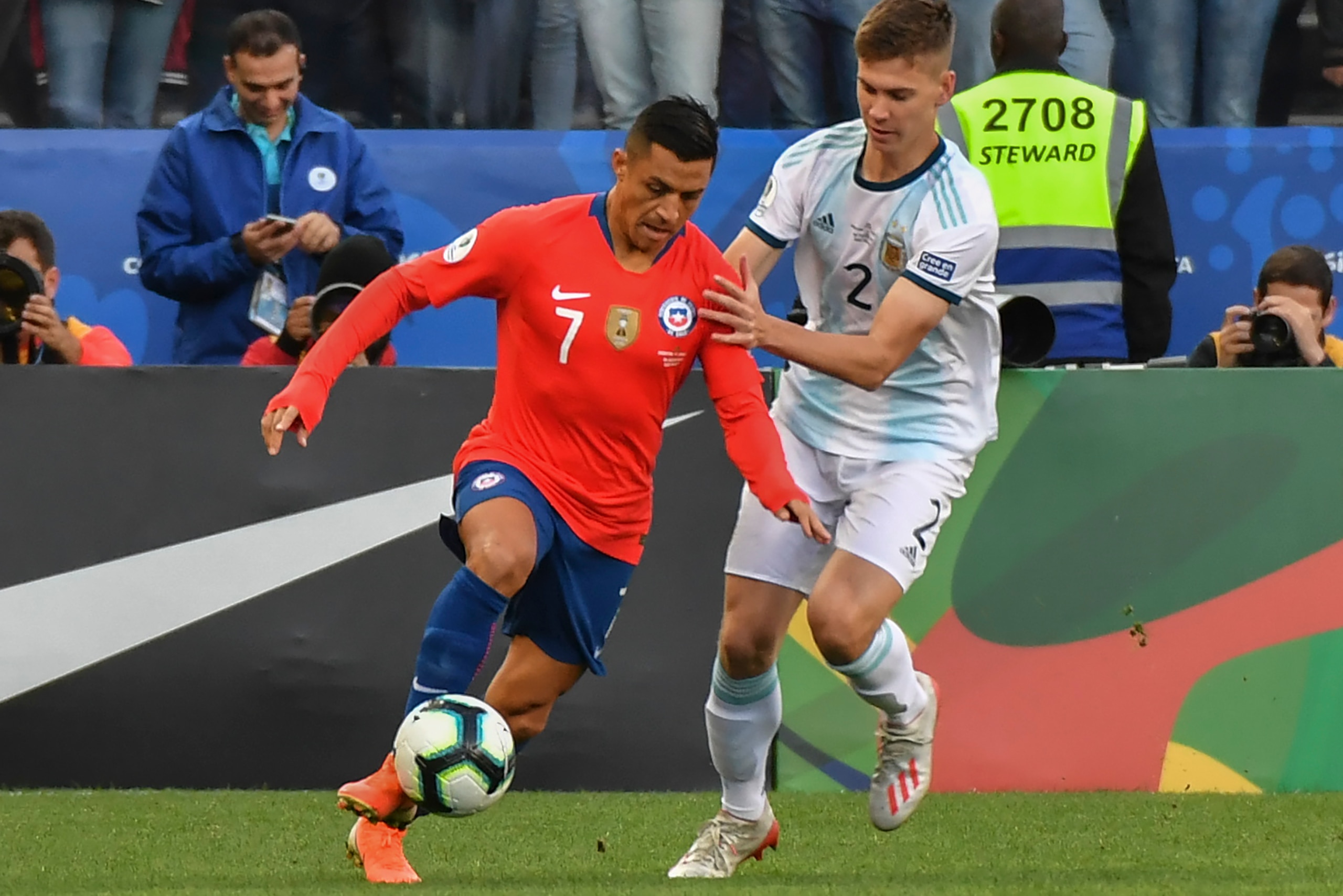 Chile's Alexis Sanchez (L) and Argentina's Juan Foyth vie for the ball during their Copa America football tournament third-place match at the Corinthians Arena in Sao Paulo, Brazil, on July 6, 2019. (Photo by Nelson ALMEIDA / AFP) (Photo credit sho Chile's Alexis Sanchez (L) and Argentina's Juan Foyth vie for the ball during their Copa America football tournament third-place match at the Corinthians Arena in Sao Paulo, Brazil, on July 6, 2019. (Photo by Nelson ALMEIDA / AFP) (Photo credit sho