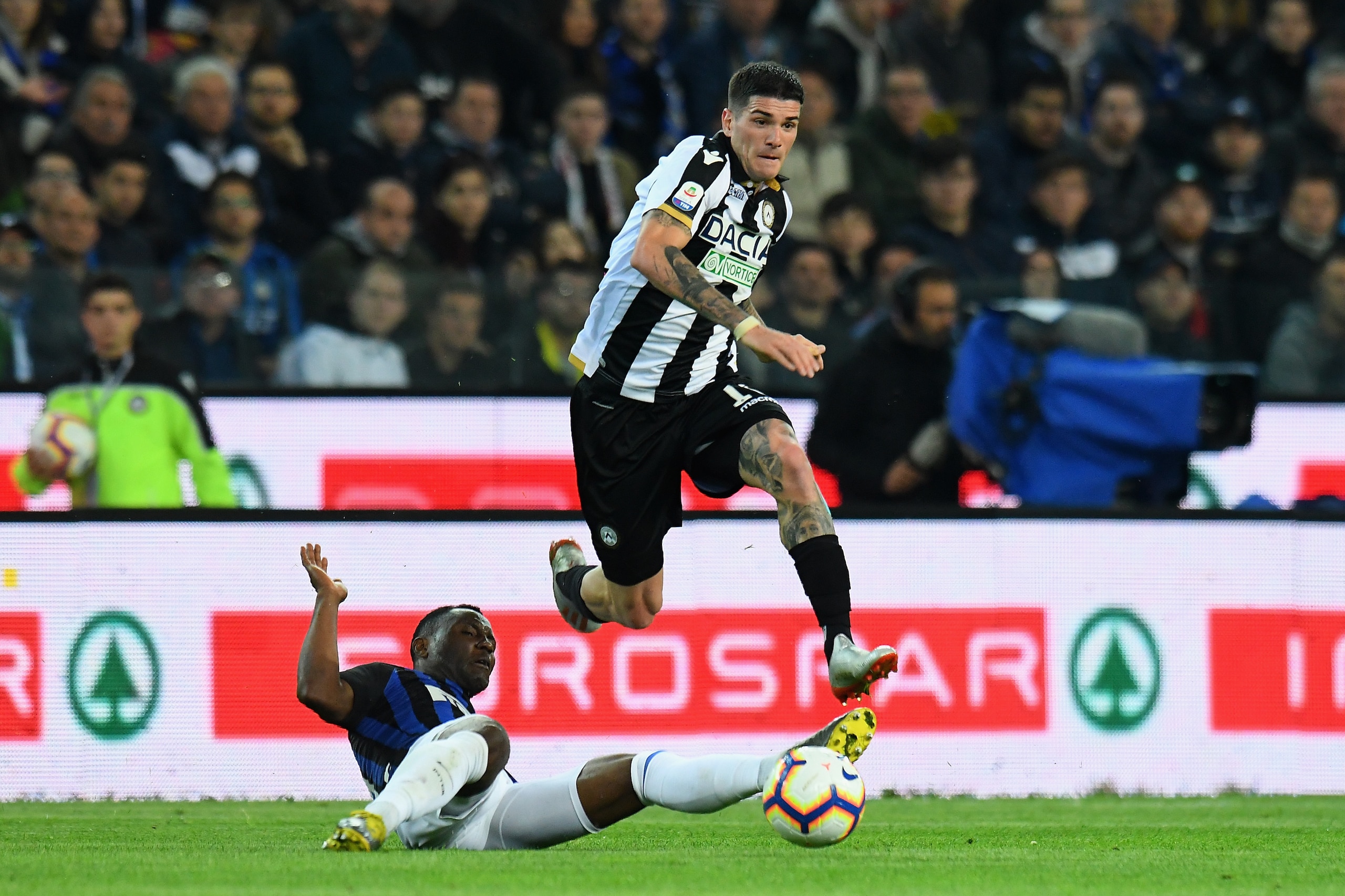 UDINE, ITALY - MAY 04:  Rodrigo De Paul of Udinese Calcio competes for the ball with Kwadwo Asamoah of FC Internazionale during the Serie A match between Udinese and FC Internazionale at Stadio Friuli on May 4, 2019 in Udine, Italy.  (Photo by Alessandro 