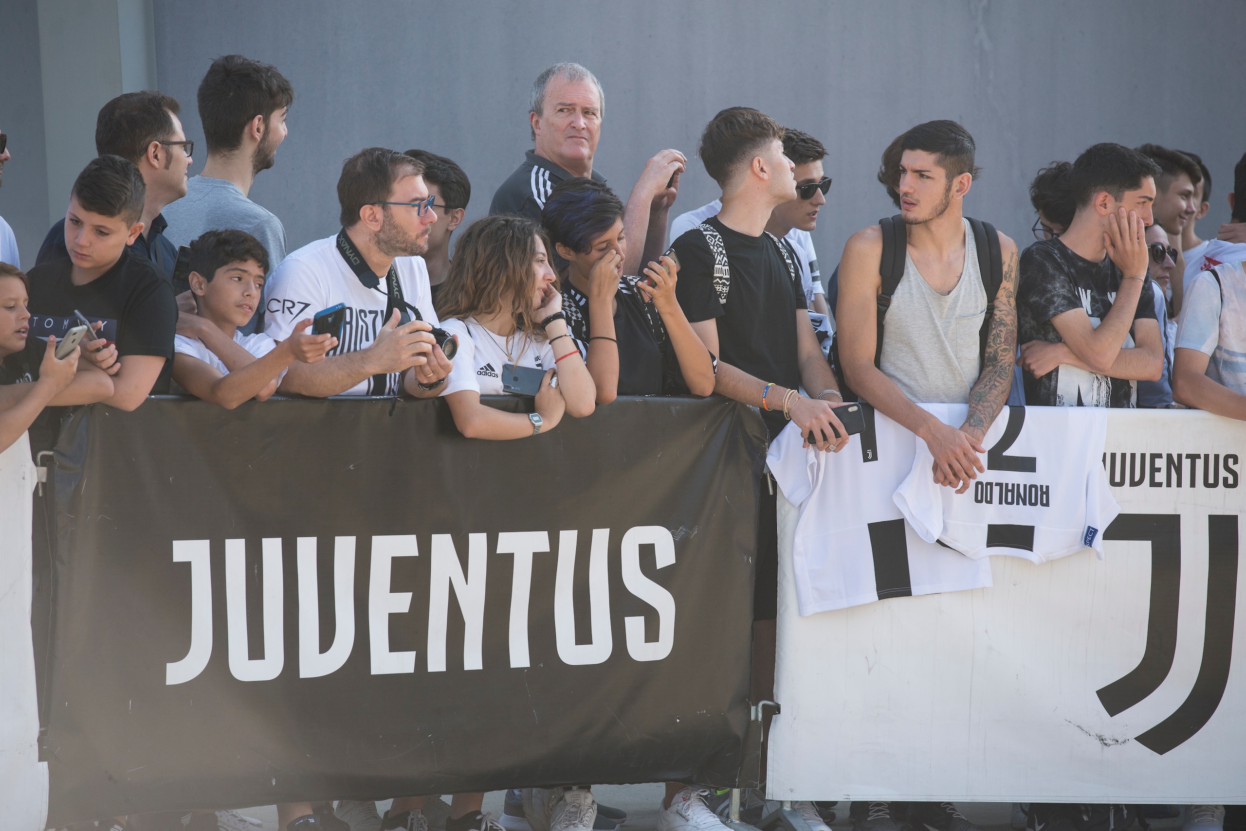 TURIN, ITALY - JULY 13: Fans attend the arrival of Cristiano Ronaldo and Blaise Matuidi at JTC on July 13, 2019 in Turin, Italy. (Photo by Stefano Guidi/Getty Images ) TURIN, ITALY - JULY 13: Fans attend the arrival of Cristiano Ronaldo and Blaise Matuidi at JTC on July 13, 2019 in Turin, Italy. (Photo by Stefano Guidi/Getty Images )