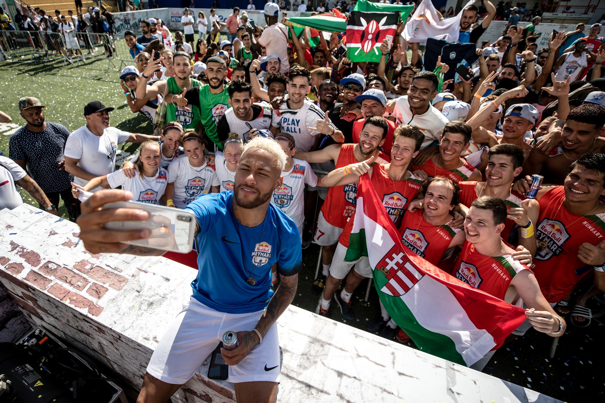 PRAIA GRANDE,  BRAZIL - JULY 13: Neymar Jr and event participants pose for photos at Neymar Jr's Five World Final in Praia Grande, Brazil on July 13, 2019. (Photo by Christian Pondella/Getty Images)