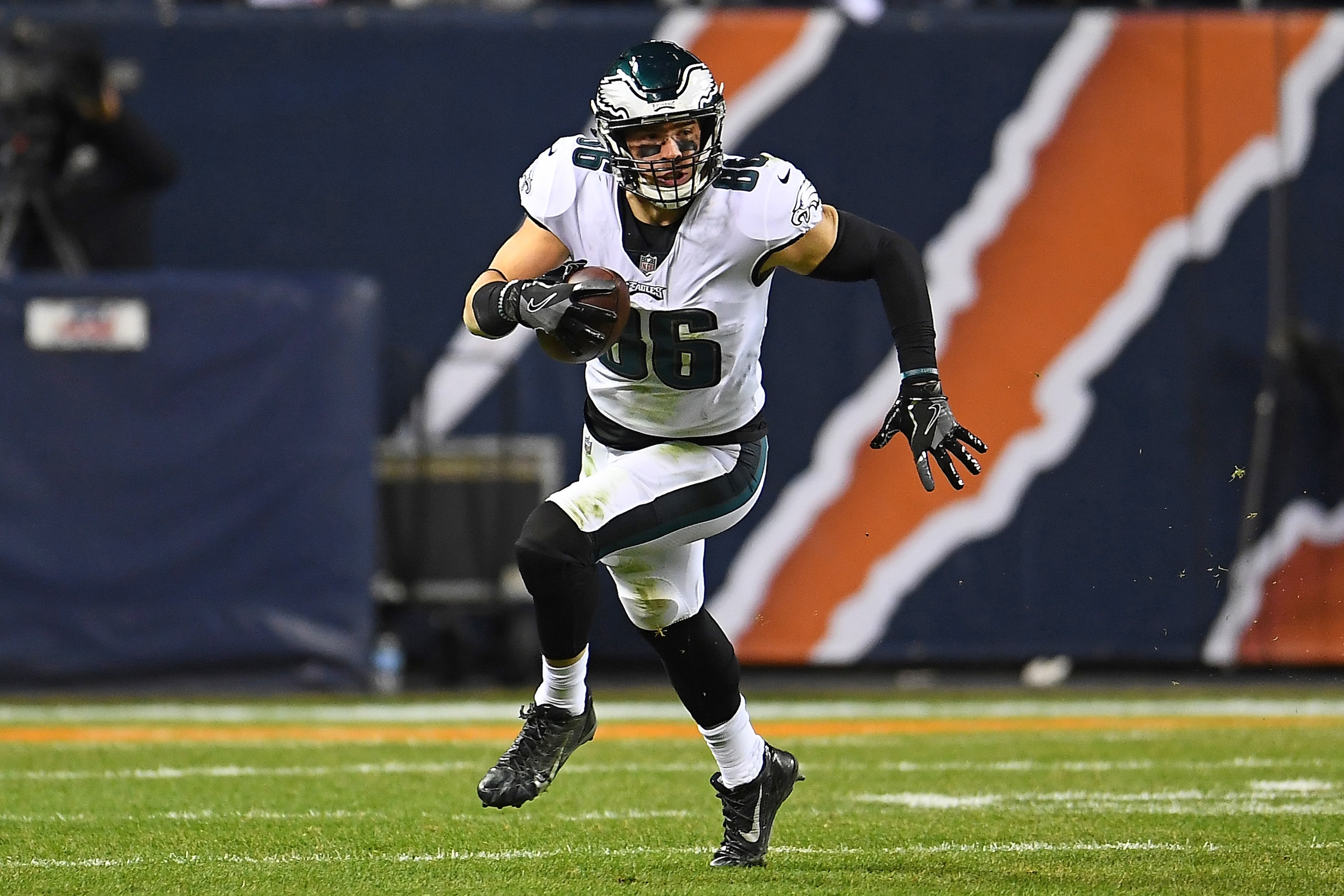 CHICAGO, ILLINOIS - JANUARY 06: Zach Ertz #86 of the Philadelphia Eagles runs for yards against the Chicago Bears during the NFC Wild Card Playoff game at Soldier Field on January 06, 2019 in Chicago, Illinois. The Eagles defeated the Bears 16-15. (Phot CHICAGO, ILLINOIS - JANUARY 06: Zach Ertz #86 of the Philadelphia Eagles runs for yards against the Chicago Bears during the NFC Wild Card Playoff game at Soldier Field on January 06, 2019 in Chicago, Illinois. The Eagles defeated the Bears 16-15. (Phot