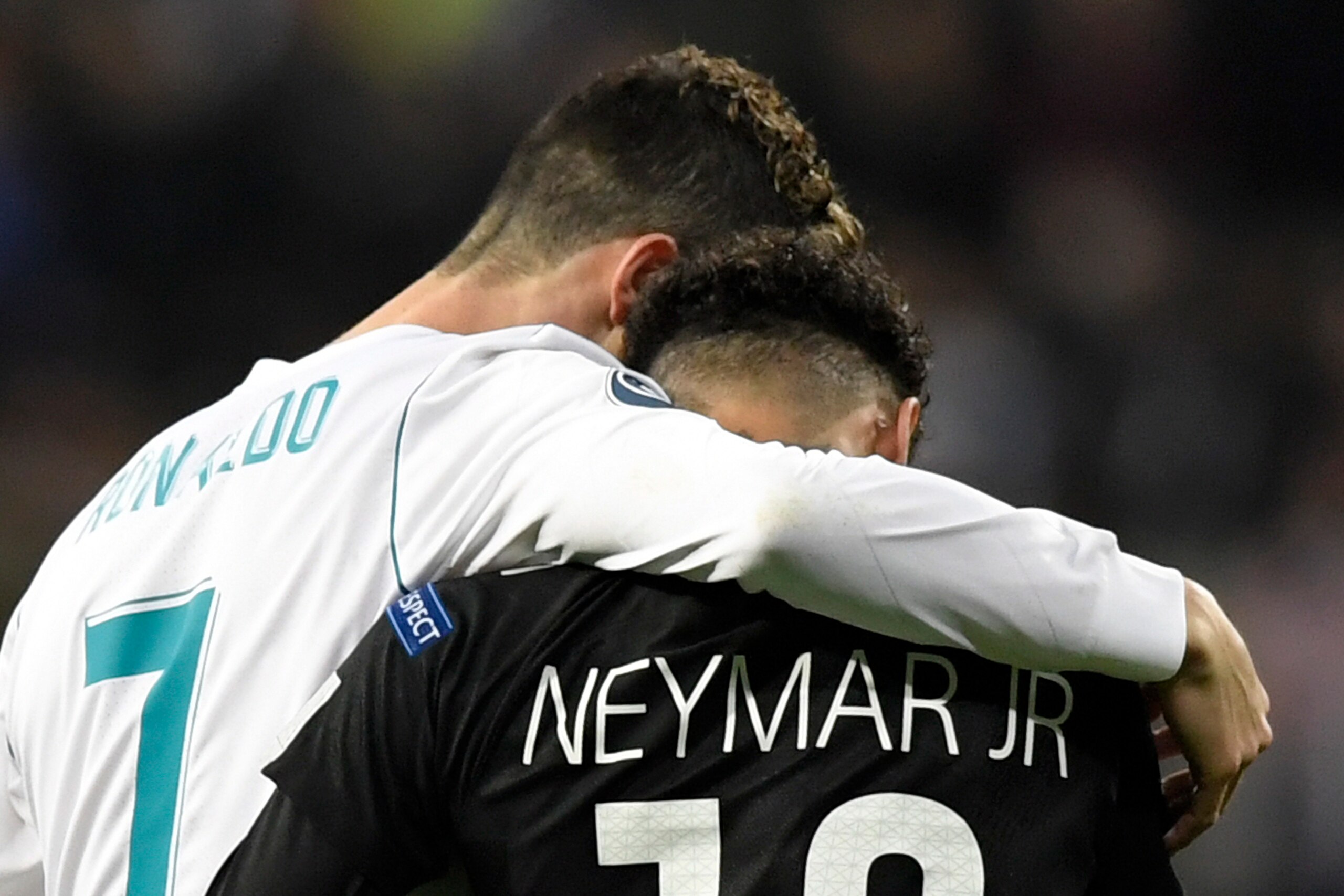 TOPSHOT - Real Madrid's Portuguese forward Cristiano Ronaldo (L) and Paris Saint-Germain's Brazilian forward Neymar leave the pitch during the UEFA Champions League round of sixteen first leg football match Real Madrid CF against Paris Saint-Germain (PSG)