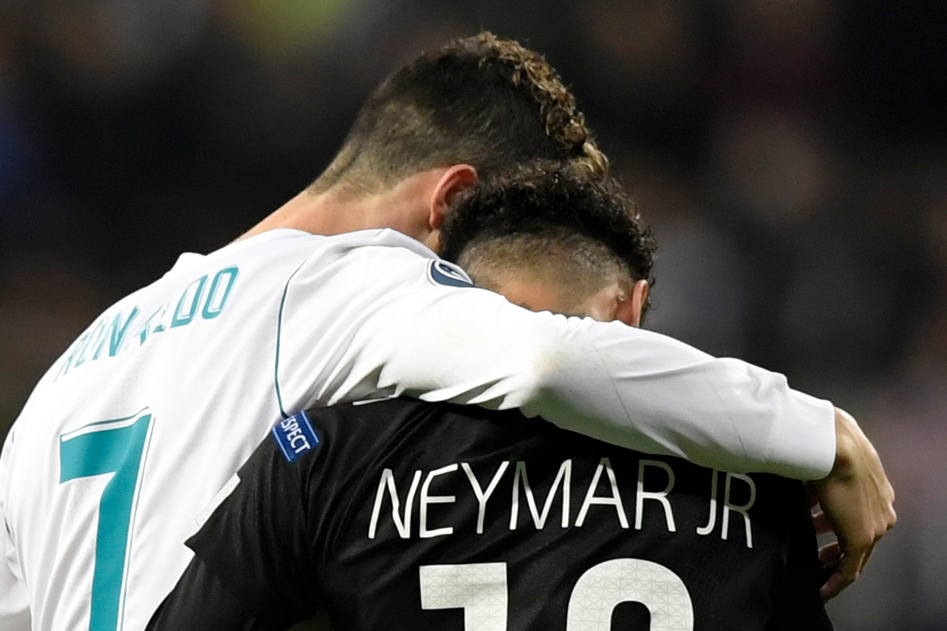 TOPSHOT - Real Madrid's Portuguese forward Cristiano Ronaldo (L) and Paris Saint-Germain's Brazilian forward Neymar leave the pitch during the UEFA Champions League round of sixteen first leg football match Real Madrid CF against Paris Saint-Germain (PSG)