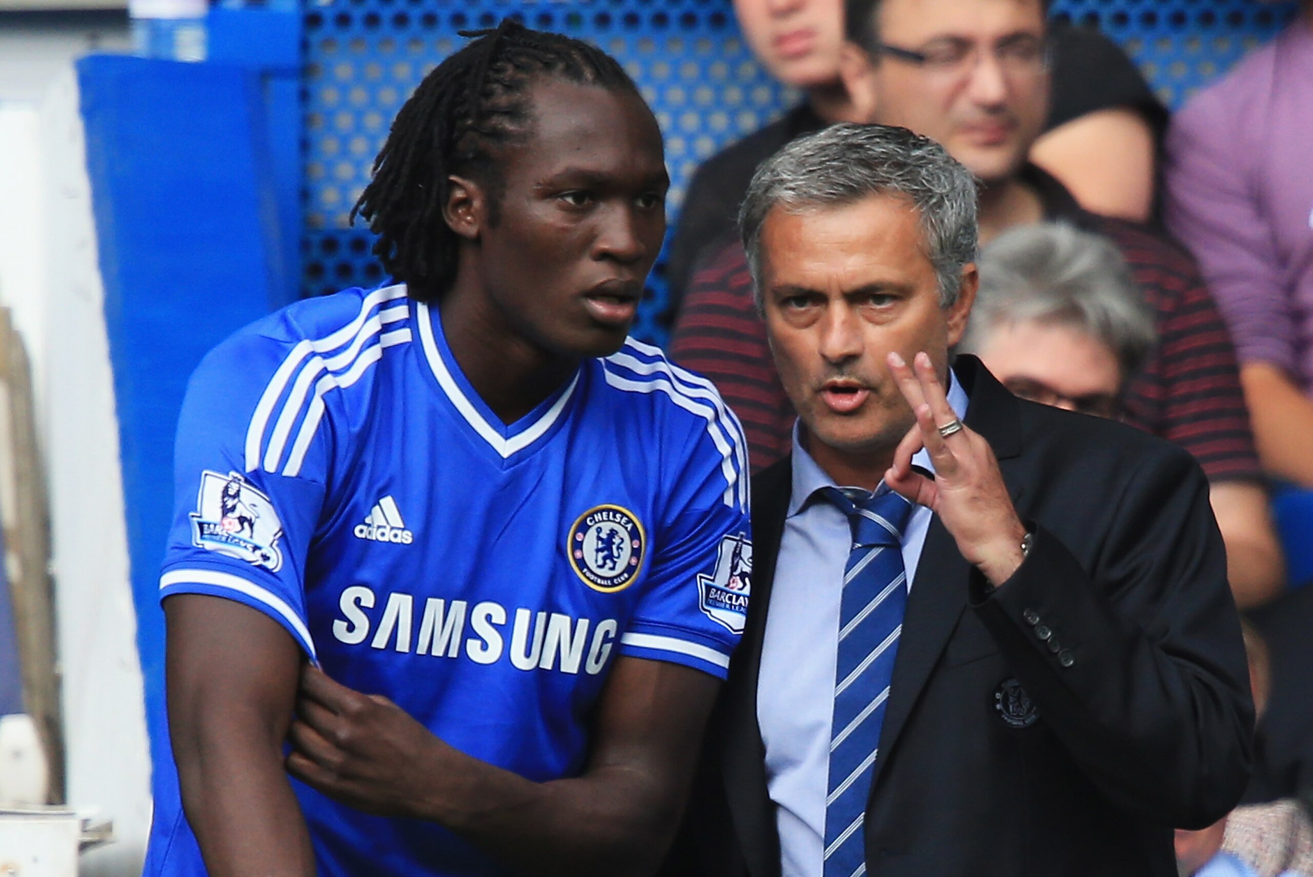 LONDON, ENGLAND - AUGUST 18:  Chelsea manager Jose Mourinho talks to substitute Romelu Lukaku of Chelsea during the Barclays Premier League match between Chelsea and Hull City at Stamford Bridge on August 18, 2013 in London, England.  (Photo by Richard He