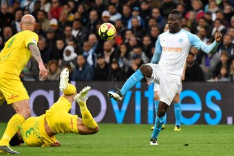 Marseille's Italian forward Mario Balotelli (R) vies for the ball with Nantes' Brazilian defender Diego Carlos (C) during the French L1 football match between Olympique de Marseille (OM) and Nantes (FC Nantes) at the Velodrome stadium in Marseille, on Apr