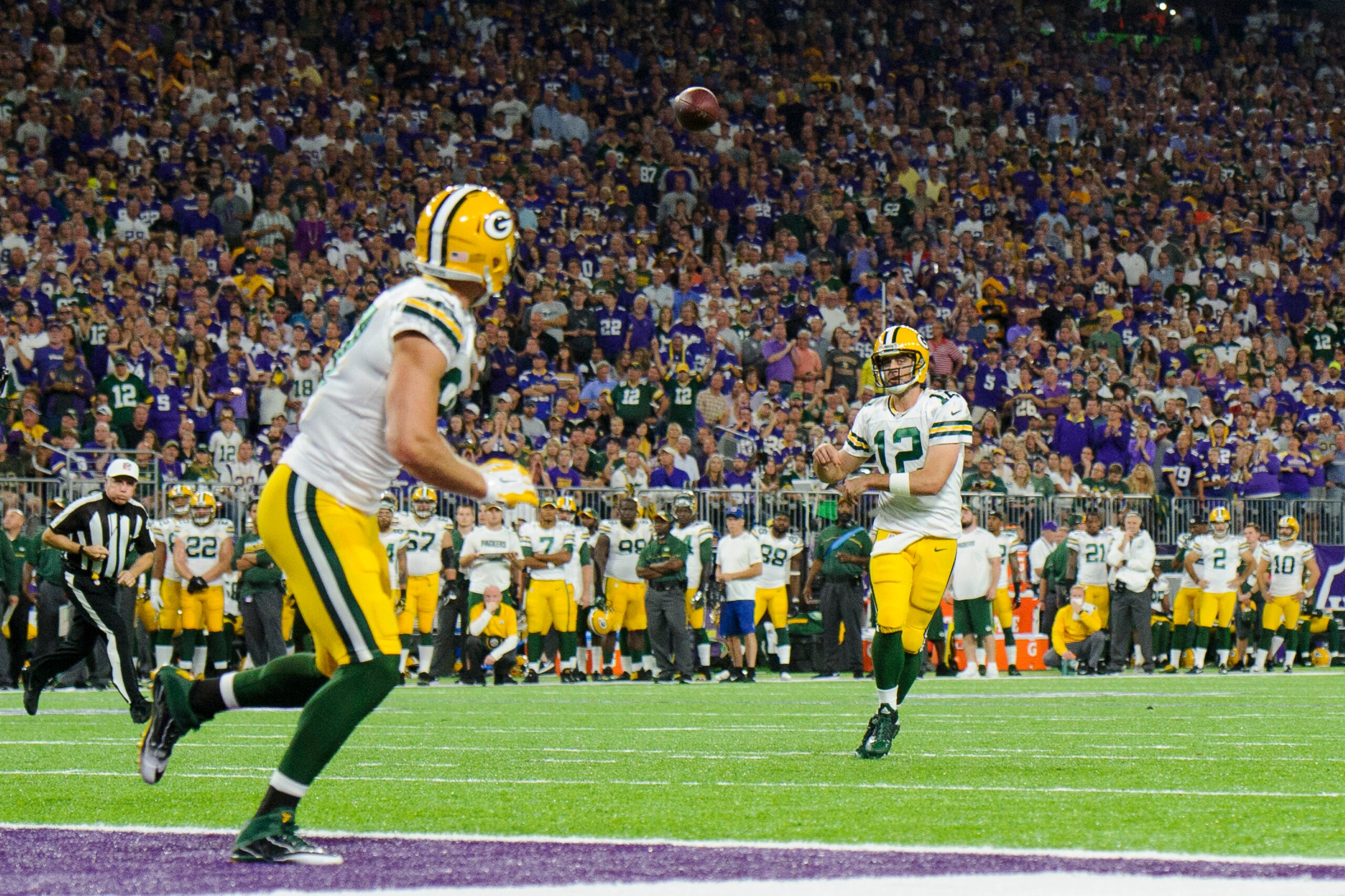 MINNEAPOLIS, MN - SEPTEMBER 18: Aaron Rodgers #12 of the Green Bay Packers throws a touchdown pass to teammate Jordy Nelson #87 against the Minnesota Vikings during the game on September 18, 2016 at US Bank Stadium in Minneapolis, Minnesota. The Vikings d