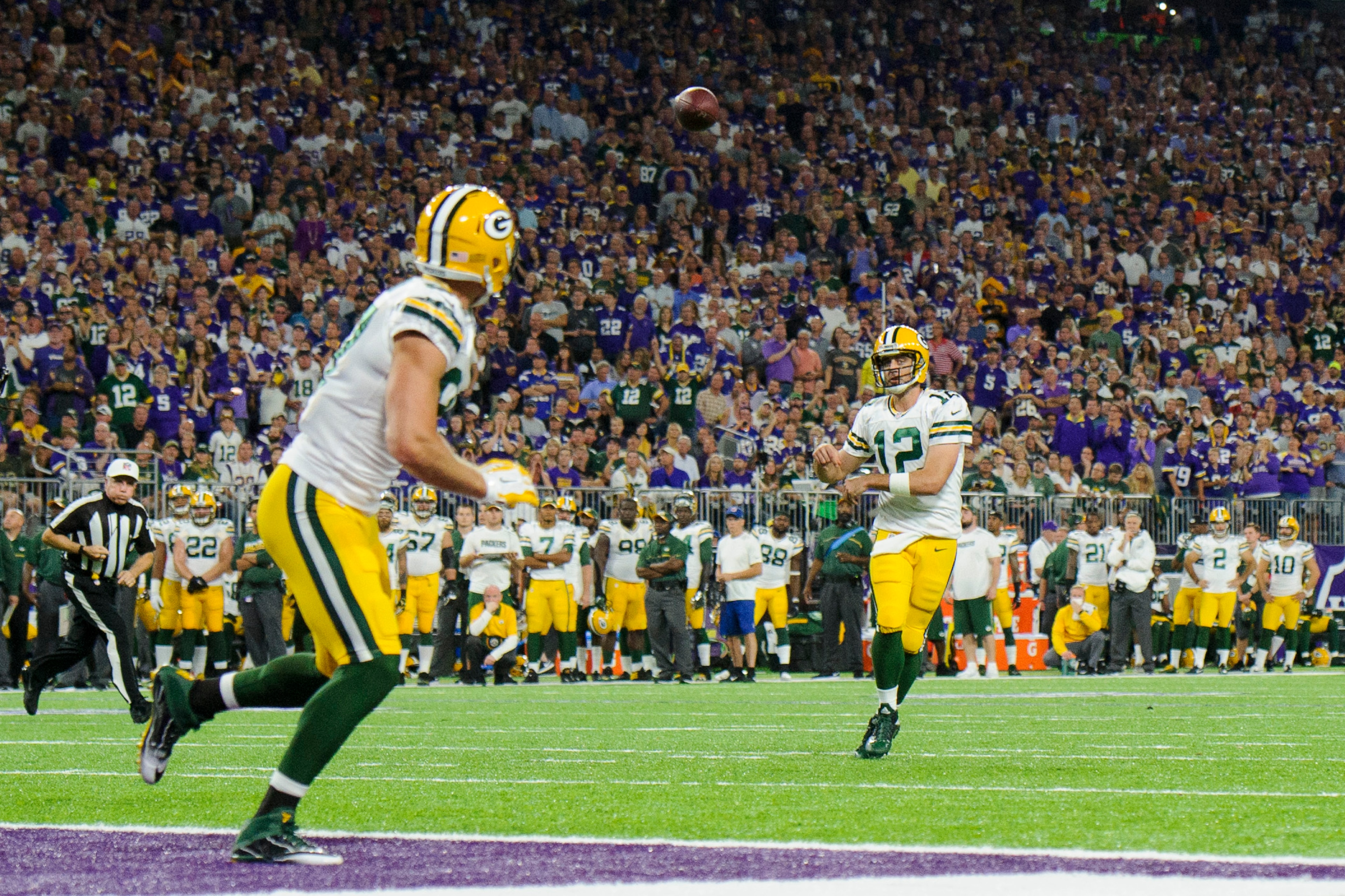 MINNEAPOLIS, MN - SEPTEMBER 18: Aaron Rodgers #12 of the Green Bay Packers throws a touchdown pass to teammate Jordy Nelson #87 against the Minnesota Vikings during the game on September 18, 2016 at US Bank Stadium in Minneapolis, Minnesota. The Vikings d