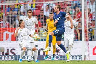 (L-R) Luka Modric of Real Madrid CF, Raphael Varane of Real Madrid CF, goalkeeper Keylor Navas Gamboa of Real Madrid CF, Harry Kane of Tottenham Hotspur FC, Sergio Ramos Garcia of Real Madrid CF during the Pre-season Friendly match between Real Madrid and