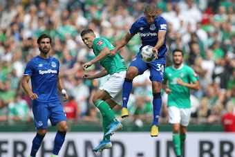 BREMEN, GERMANY - AUGUST 03: (L-R) Milot Rashica of Werder Bremen and Richarlison De Andrade of FC Everton battle for the ball during the pre-season friendly match between SV Werder Bremen and FC Everton at Wohninvest Weserstadion on August 03, 2019 in Br