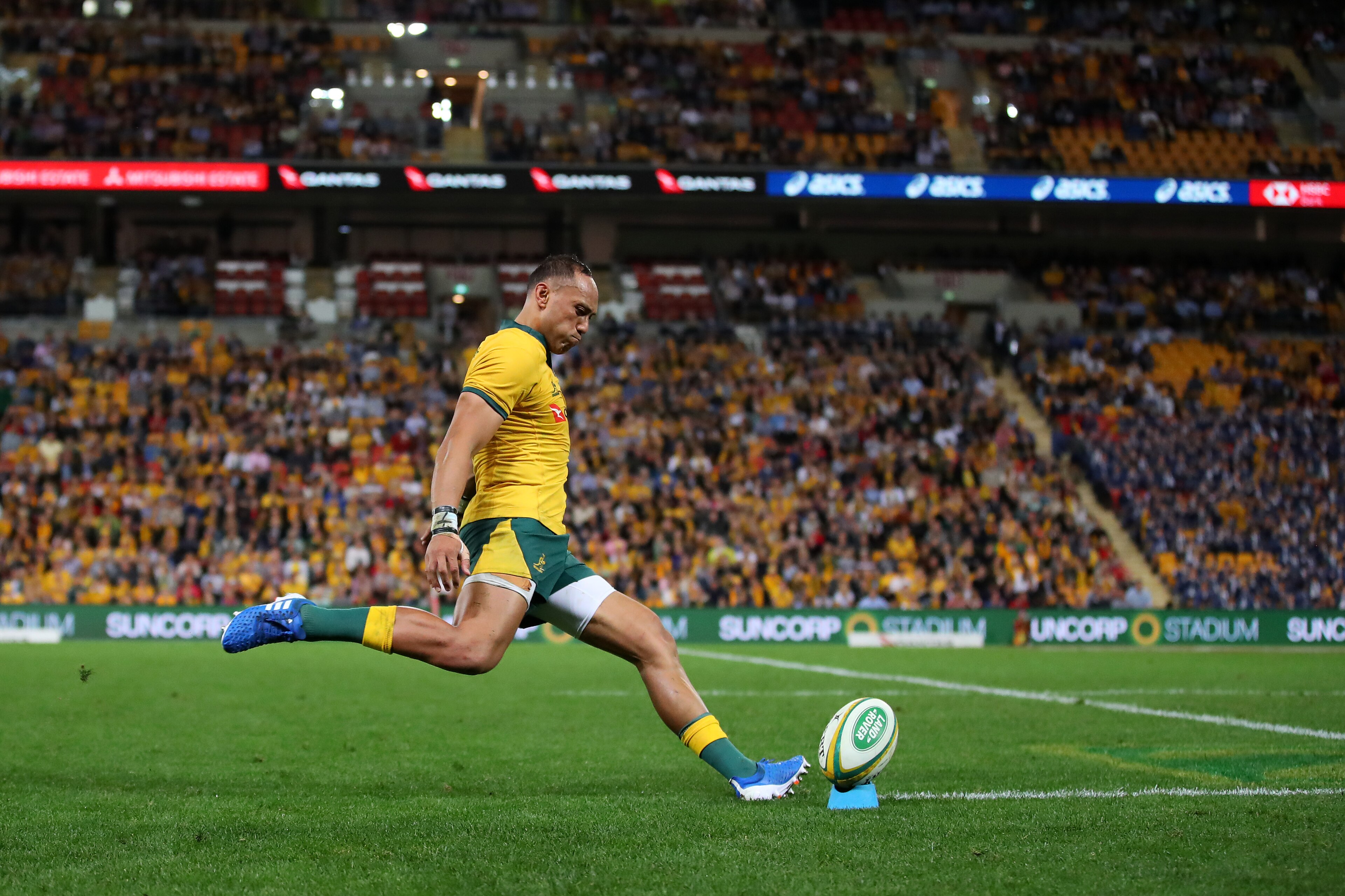 BRISBANE, AUSTRALIA - JULY 27: Christian Lealiifano of the Wallabies kicks a goal during the 2019 Rugby Championship Test Match between Australia and Argentina at Suncorp Stadium on July 27, 2019 in Brisbane, Australia. (Photo by Cameron Spencer/Getty Ima