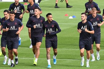 (LtoR) Paris Saint-Germain's Argentine midfielder Angel Di Maria, Paris Saint-Germain's Spanish defender Juan Bernat, Paris Saint-Germain's Argentine midfielder Leandro Paredes, Paris Saint-Germain's Brazilian forward Neymar and Paris Saint-Germain's Span