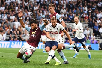 Tottenham Hotspur's English striker Harry Kane (C) scores the team's second goal during the English Premier League football match between Tottenham Hotspur and Aston Villa at Tottenham Hotspur Stadium in London, on August 10, 2019. (Photo by Daniel LEAL-O