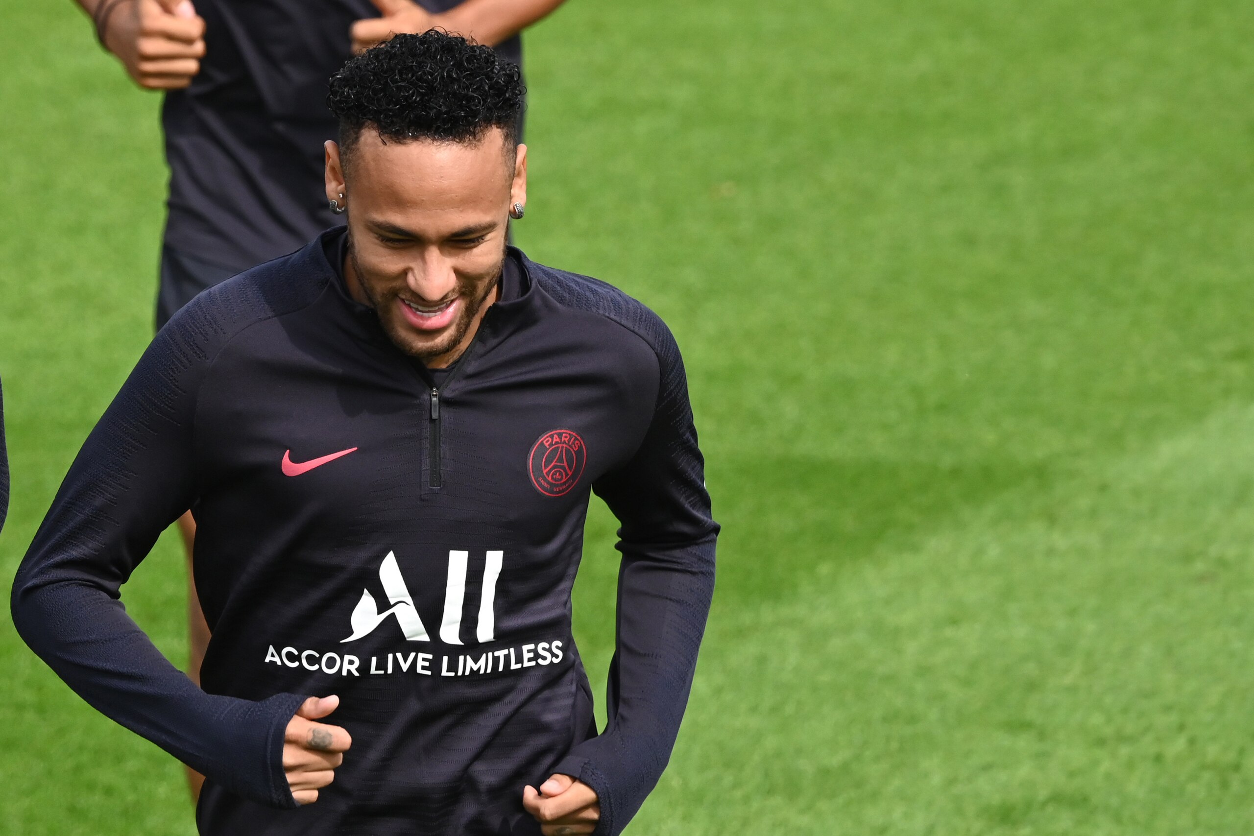 TOPSHOT - Paris Saint-Germain's Brazilian forward Neymar attends a training session of French L1 football club Paris Saint-Germain in Saint-Germain-en-Laye, near Paris, on August 10, 2019. (Photo by DOMINIQUE FAGET / AFP)        (Photo credit should read 