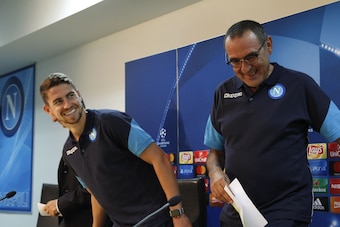 Napoli's midfielder from Brazil Jorginho (L) and Napoli's coach from Italy Maurizio Sarri attend a press conference on the eve of the Champion's League football match Napoli vs Feyenoord on September 25, 2017 in Naples.  / AFP PHOTO / Carlo Hermann       