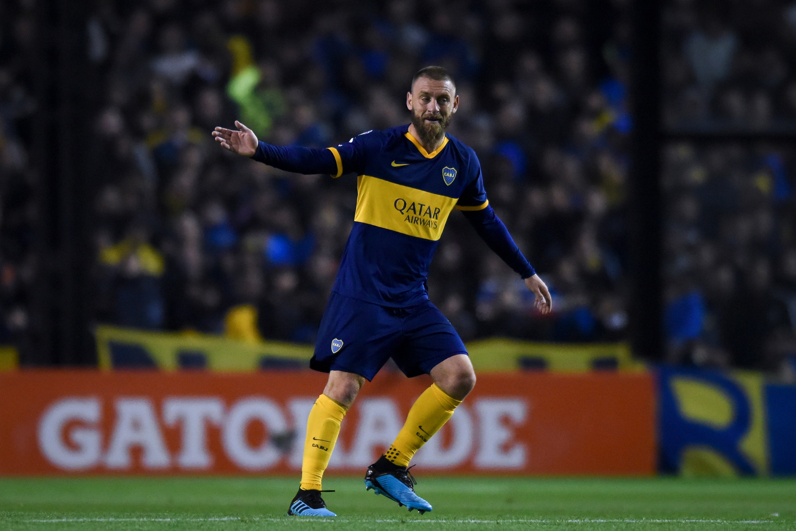 BUENOS AIRES, ARGENTINA - AUGUST 18: Daniele De Rossi of Boca Juniors gestures during a match between Boca Juniors and Aldosivi as part of Superliga 2019/20 at Estadio Alberto J. Armando on August 18, 2019 in Buenos Aires, Argentina. (Photo by Marcelo End