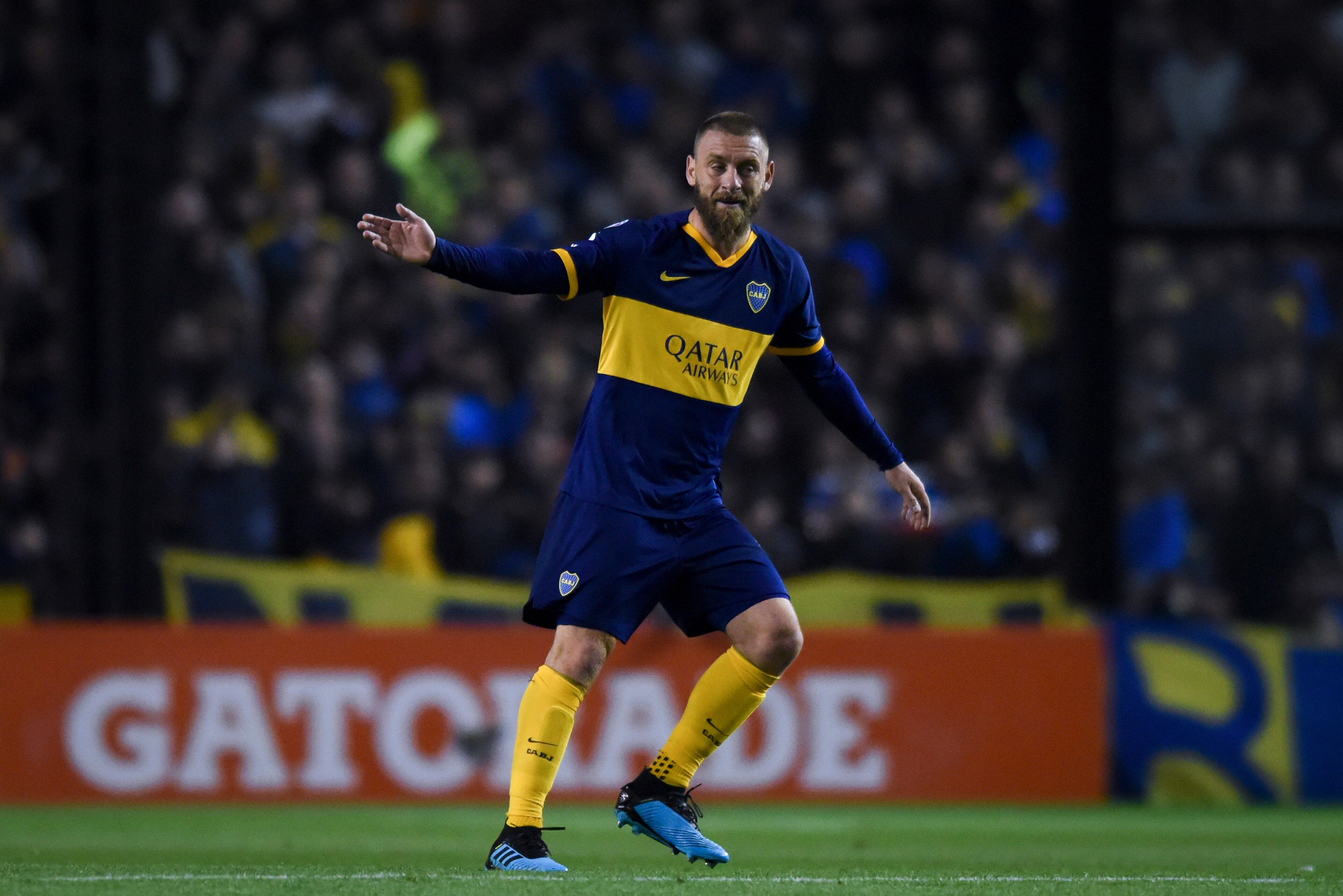 BUENOS AIRES, ARGENTINA - AUGUST 18: Daniele De Rossi of Boca Juniors gestures during a match between Boca Juniors and Aldosivi as part of Superliga 2019/20 at Estadio Alberto J. Armando on August 18, 2019 in Buenos Aires, Argentina. (Photo by Marcelo End