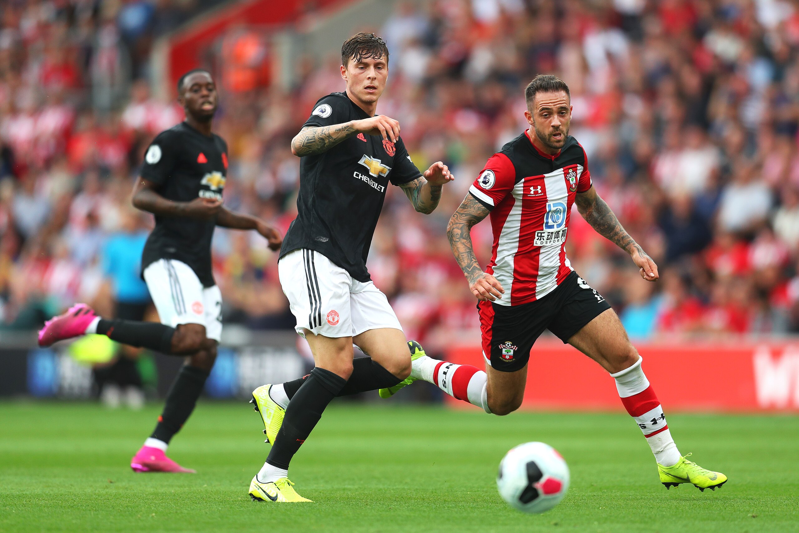 SOUTHAMPTON, ENGLAND - AUGUST 31: Victor Lindelof of Manchester United is challenged by Danny Ings of Southampton during the Premier League match between Southampton FC and Manchester United at St Mary's Stadium on August 31, 2019 in Southampton, United K