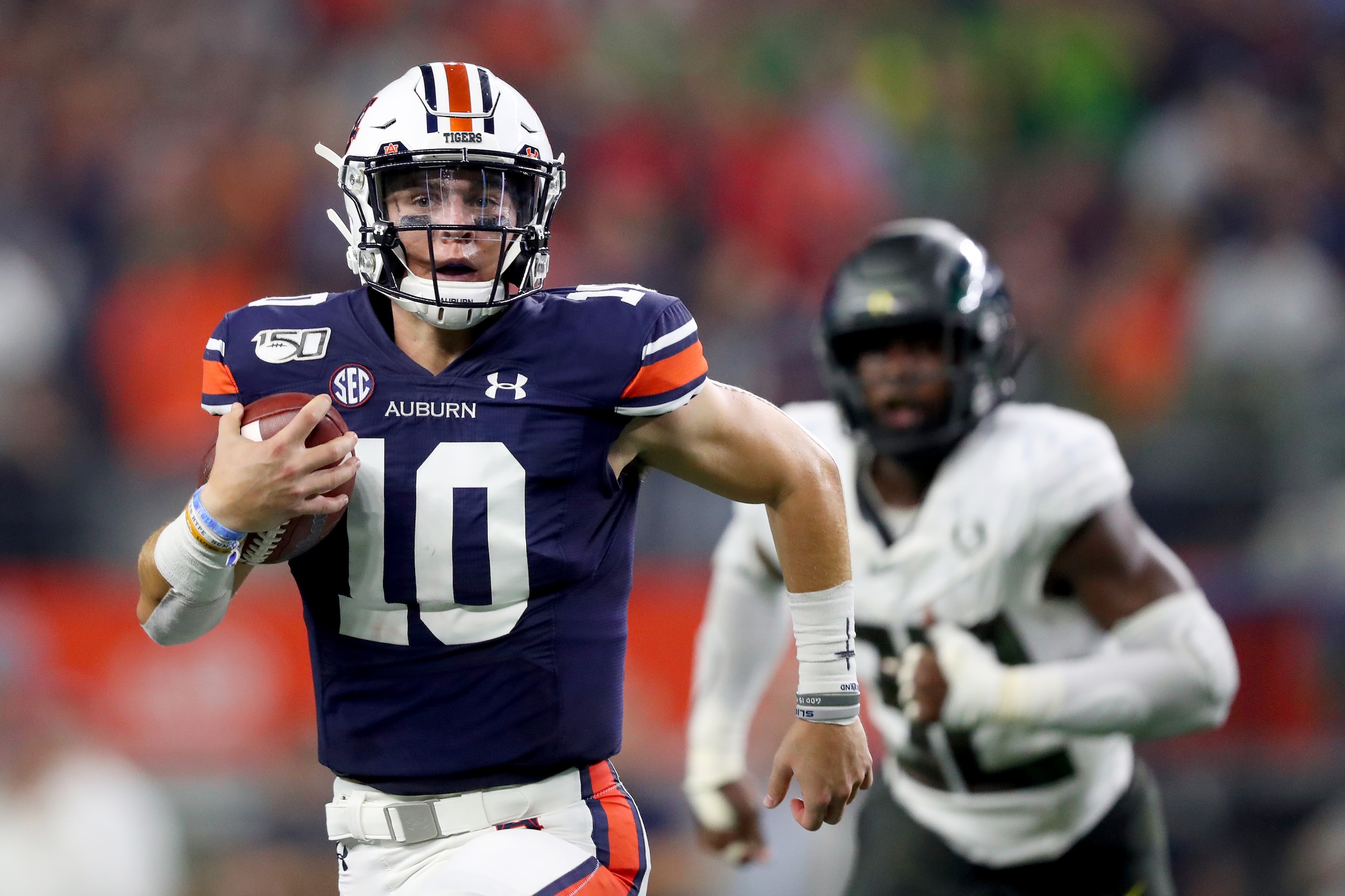 ARLINGTON, TEXAS - AUGUST 31: Bo Nix #10 of the Auburn Tigers carries the ball against the Oregon Ducks in the second quarter during the Advocare Classic at AT&T Stadium on August 31, 2019 in Arlington, Texas. (Photo by Tom Pennington/Getty Images)