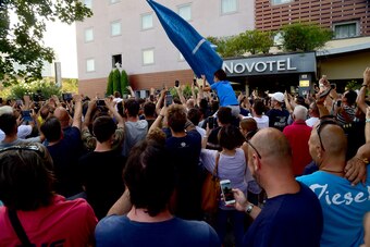 BRESCIA, ITALY - AUGUST 19:  Mario Balotelli greets the fans from the Novotel window during the Brescia Calcio Unveils New Signing Mario Balotelli on August 19, 2019 in Brescia, Italy.  (Photo by Pier Marco Tacca/Getty Images)