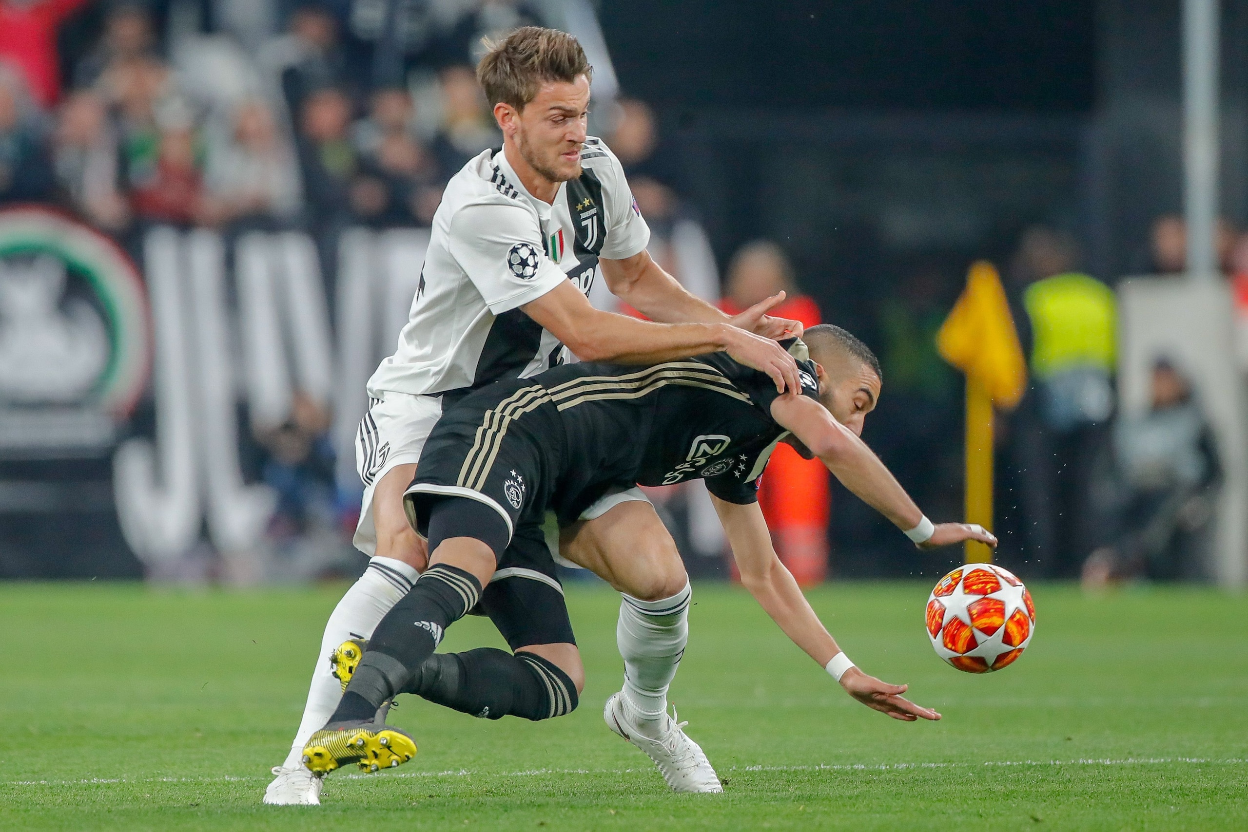 Daniele Rugani of Juventus FC, Hakim Ziyech of Ajax during the UEFA Champions League quarter final match between Juventus FC  and Ajax Amsterdam at the Allianz Arena on April 16, 2019 in Turin, Italy(Photo by VI Images via Getty Images)