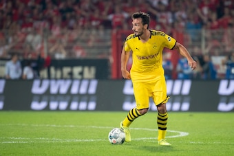 BERLIN, GERMANY - AUGUST 31: Mats Hummels of Borussia Dortmund controls the ball during the Bundesliga match between 1. FC Union Berlin and Borussia Dortmund at Stadion An der Alten Foersterei on August 31, 2019 in Berlin, Germany. (Photo by TF-Images/Get