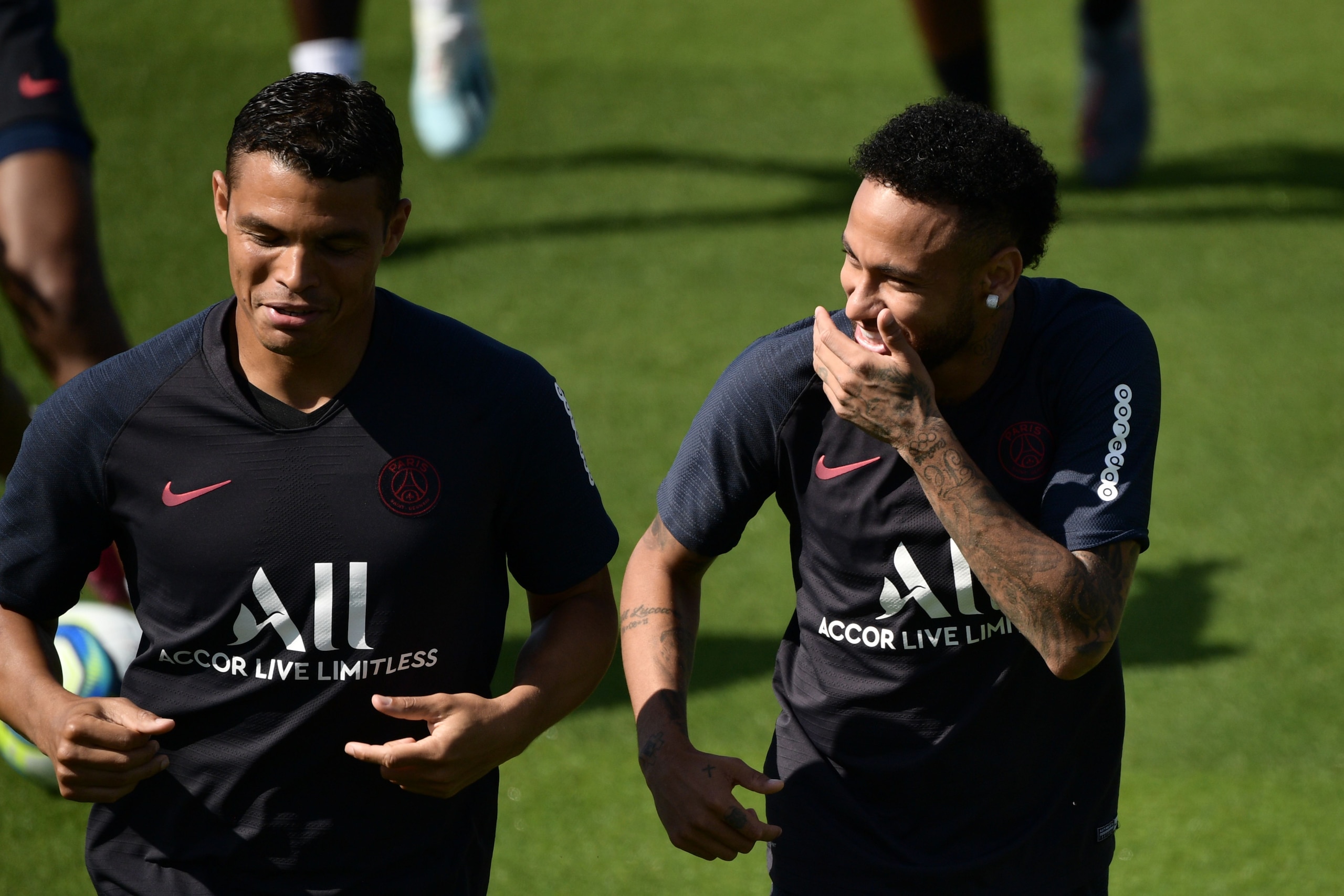 TOPSHOT - PSG's Brazilian forward Neymar (R) and Brazilian captain Thiago Silva (L) attend a training session in Ooredoo training center in Saint-Germain-en-Laye on August 29, 2019. (Photo by Martin BUREAU / AFP)        (Photo credit should read MARTIN BU