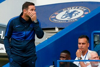 Chelsea's English head coach Frank Lampard (L) gestures on the touchline during the English Premier League football match between Chelsea and Sheffield United at Stamford Bridge in London on August 31, 2019. (Photo by Ian KINGTON / AFP) / RESTRICTED TO ED