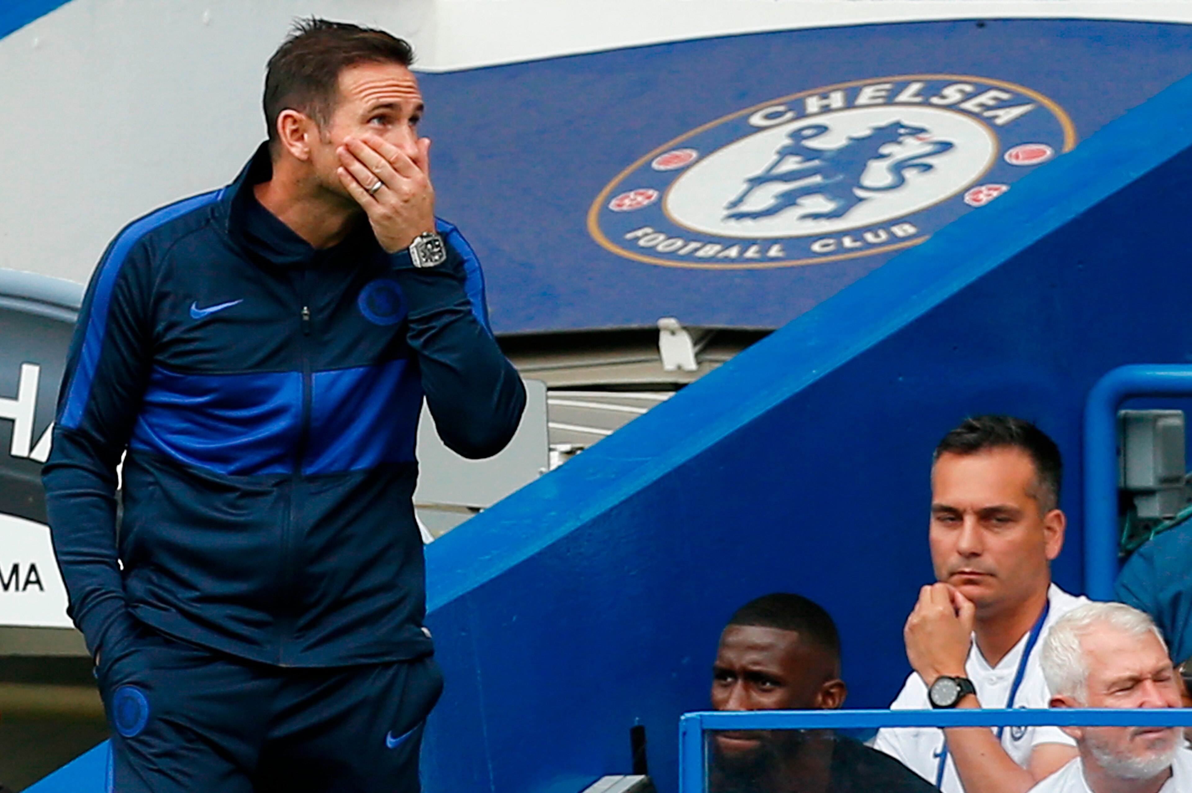 Chelsea's English head coach Frank Lampard (L) gestures on the touchline during the English Premier League football match between Chelsea and Sheffield United at Stamford Bridge in London on August 31, 2019. (Photo by Ian KINGTON / AFP) / RESTRICTED TO ED Chelsea's English head coach Frank Lampard (L) gestures on the touchline during the English Premier League football match between Chelsea and Sheffield United at Stamford Bridge in London on August 31, 2019. (Photo by Ian KINGTON / AFP) / RESTRICTED TO ED