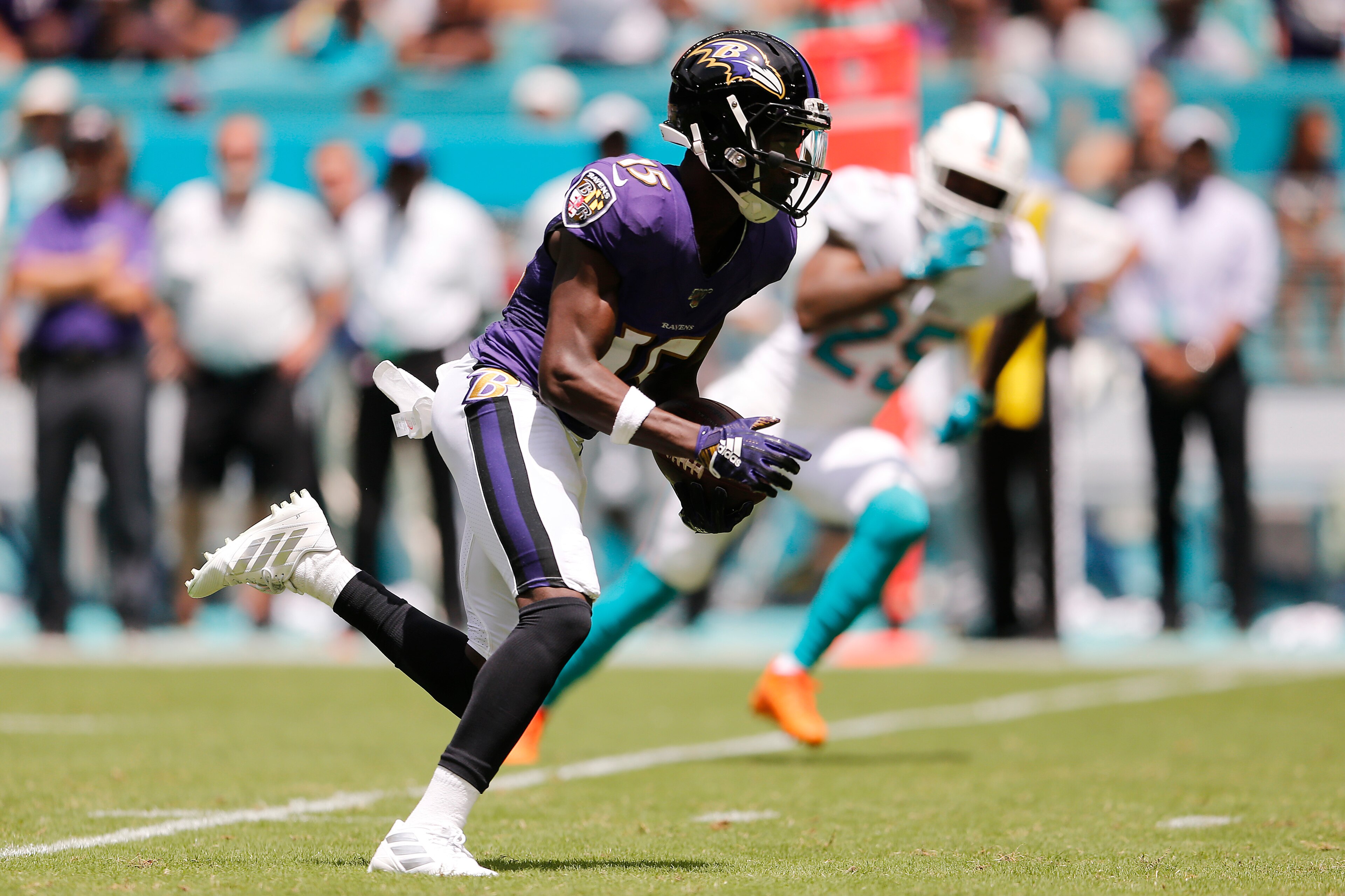 MIAMI, FLORIDA - SEPTEMBER 08: Marquise Brown #15 of the Baltimore Ravens runs to the end zone to score a touchdown on a 47-yard pass from Lamar Jackson #8 (not pictured) during the first quarter against the Miami Dolphins at Hard Rock Stadium on Septemb MIAMI, FLORIDA - SEPTEMBER 08: Marquise Brown #15 of the Baltimore Ravens runs to the end zone to score a touchdown on a 47-yard pass from Lamar Jackson #8 (not pictured) during the first quarter against the Miami Dolphins at Hard Rock Stadium on Septemb