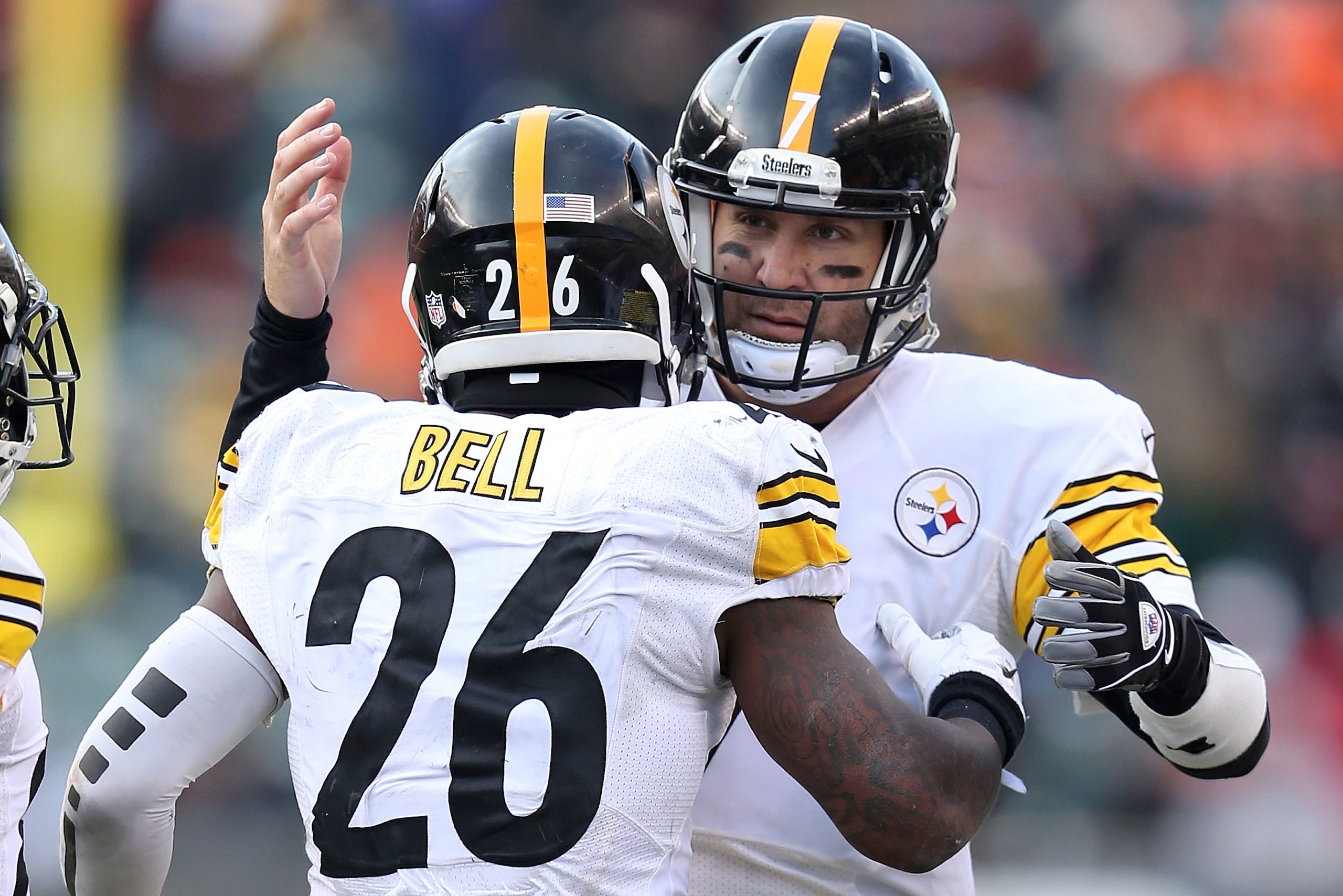 CINCINNATI, OH - DECEMBER 7: Ben Roethlisberger #7 of the Pittsburgh Steelers congratulates Le'Veon Bell #26 of the Pittsburgh Steelers after scoring a touchdown during the fourth quarter of the game against the Cincinnati Bengals at Paul Brown Stadium o CINCINNATI, OH - DECEMBER 7: Ben Roethlisberger #7 of the Pittsburgh Steelers congratulates Le'Veon Bell #26 of the Pittsburgh Steelers after scoring a touchdown during the fourth quarter of the game against the Cincinnati Bengals at Paul Brown Stadium o