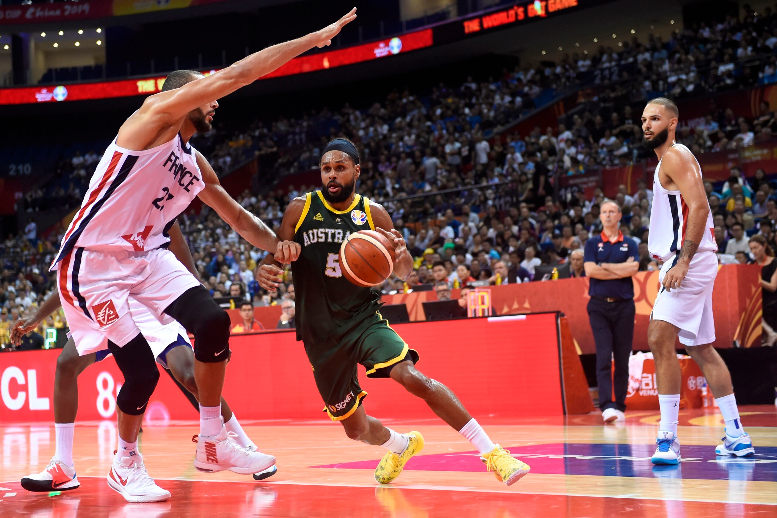 Australia's Patty Mills dribbles the ball next to France's Rudy Gobert (L) during the Basketball World Cup Group L second round game between France and Australia in Nanjing on September 9, 2019. (Photo by WANG ZHAO / AFP)        (Photo credit should read 