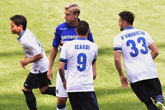 GENOA, ITALY - APRIL 13:  Gaston Maxi Lopez (2nd-L) of Sampdoria looks on as Mauro Icardi of Inter tighten the hand during the Serie A match UC Sampdoria and FC Internazionale Milano at Stadio Luigi Ferraris on April 13, 2014 in Genoa, Italy.  (Photo by T