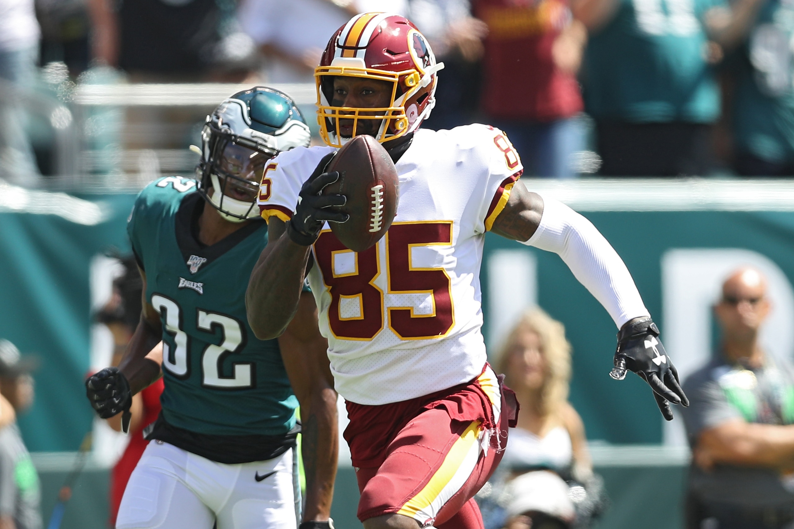 PHILADELPHIA, PENNSYLVANIA - SEPTEMBER 08: Tight end Vernon Davis #85 of the Washington Redskins rushes a reception for a touchdown against the Philadelphia Eagles during the first quarter at Lincoln Financial Field on September 8, 2019 in Philadelphia, PHILADELPHIA, PENNSYLVANIA - SEPTEMBER 08: Tight end Vernon Davis #85 of the Washington Redskins rushes a reception for a touchdown against the Philadelphia Eagles during the first quarter at Lincoln Financial Field on September 8, 2019 in Philadelphia,