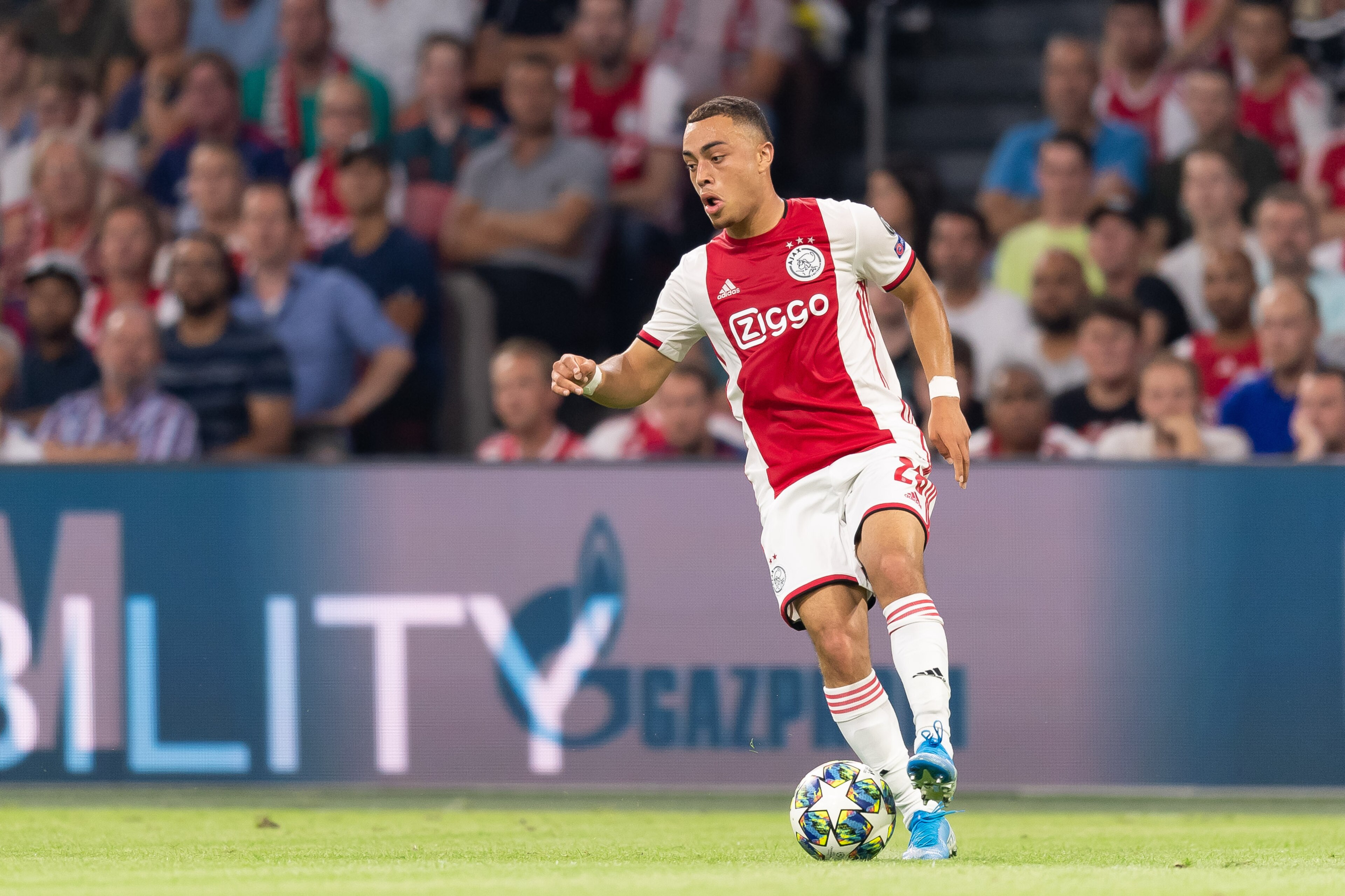 AMSTERDAM, NETHERLANDS - AUGUST 28: Sergino Dest of Ajax Amsterdam controls the ball during the UEFA Champions League Play Off match between Apoel Nicosia and Ajax at Johan Cruyff Arena on August 28, 2019 in Amsterdam, Netherlands. (Photo by TF-Images/Get AMSTERDAM, NETHERLANDS - AUGUST 28: Sergino Dest of Ajax Amsterdam controls the ball during the UEFA Champions League Play Off match between Apoel Nicosia and Ajax at Johan Cruyff Arena on August 28, 2019 in Amsterdam, Netherlands. (Photo by TF-Images/Get