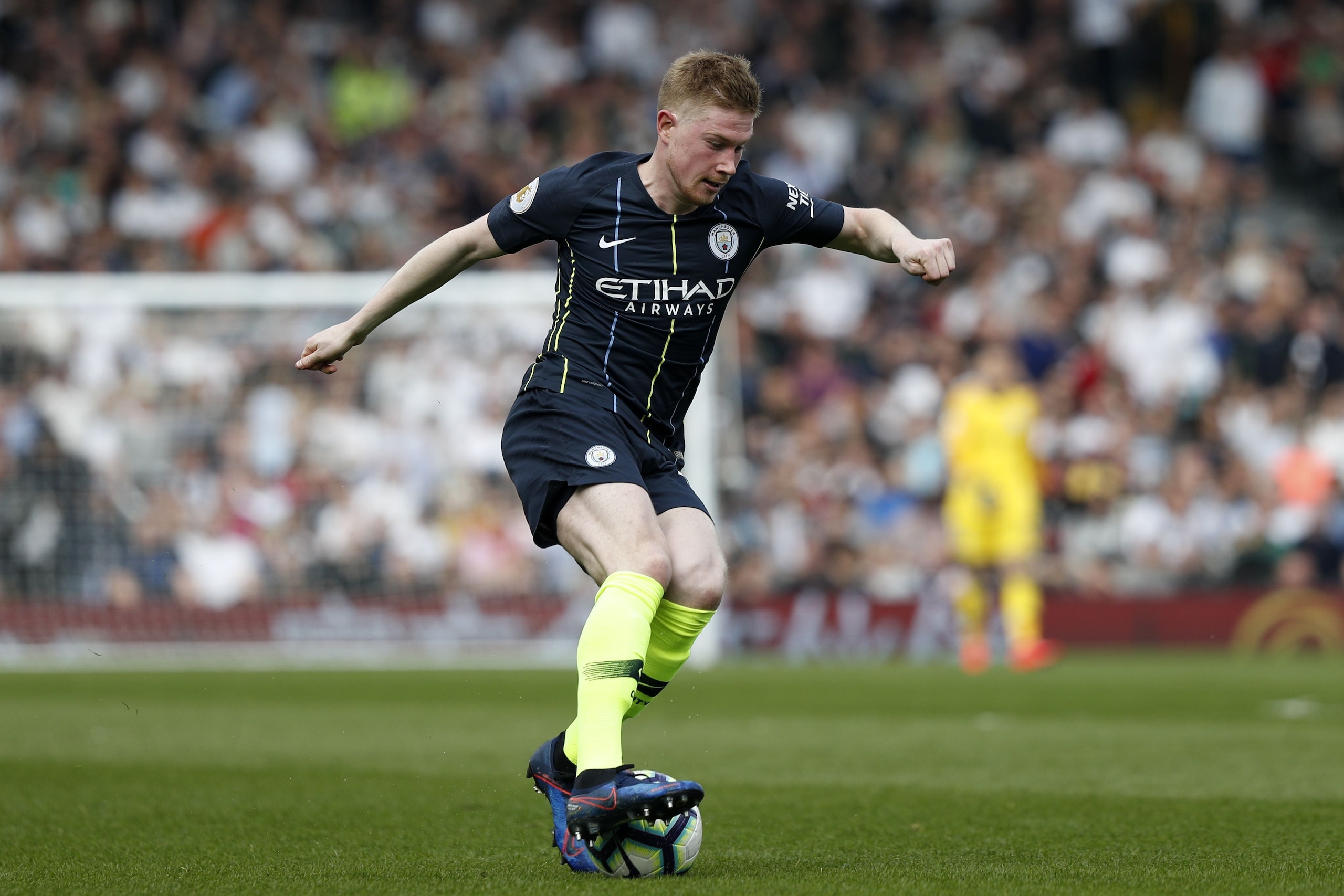 Manchester City's Belgian midfielder Kevin De Bruyne controls the ball during the English Premier League football match between Fulham and Manchester City at Craven Cottage in London on March 30, 2019. (Photo by Adrian DENNIS / AFP) / RESTRICTED TO EDITOR Manchester City's Belgian midfielder Kevin De Bruyne controls the ball during the English Premier League football match between Fulham and Manchester City at Craven Cottage in London on March 30, 2019. (Photo by Adrian DENNIS / AFP) / RESTRICTED TO EDITOR