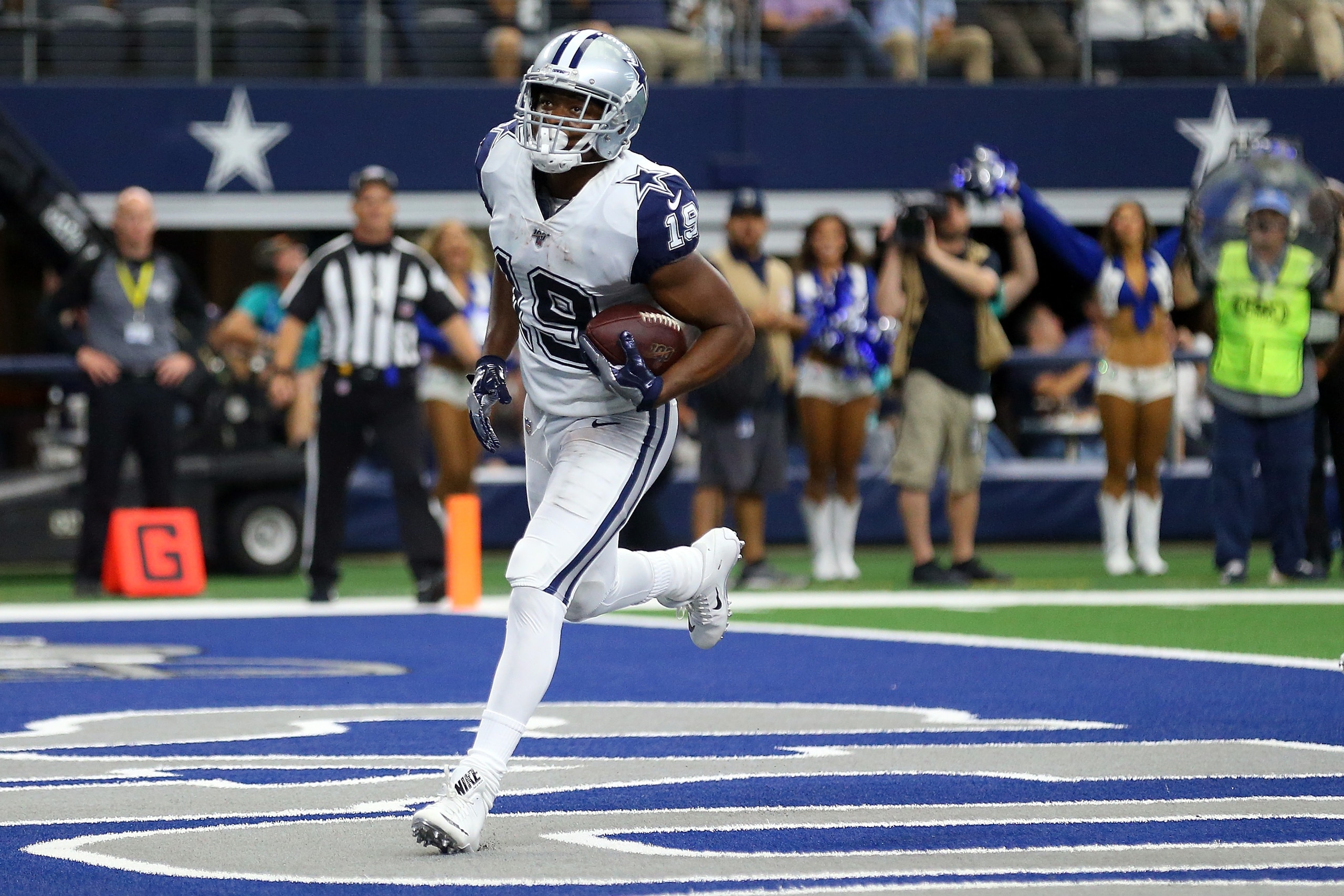 ARLINGTON, TEXAS - SEPTEMBER 22: Amari Cooper #19 of the Dallas Cowboys scores a touchdown in the third quarter against the Miami Dolphins at AT&T Stadium on September 22, 2019 in Arlington, Texas. (Photo by Richard Rodriguez/Getty Images)