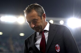 VERONA, ITALY - SEPTEMBER 15:  Marco Giampaolo head coach of AC Milan  looks on during the Serie A match between Hellas Verona and AC Milan at Stadio Marcantonio Bentegodi on September 15, 2019 in Verona, Italy.  (Photo by Alessandro Sabattini/Getty Image