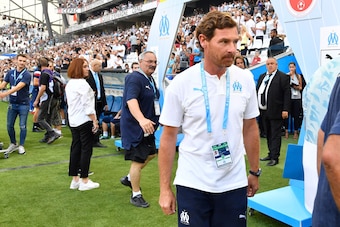 Marseille's Portuguese coach Andre Villas-Boas arrives on the field prior to the start of the French L1 football match between Olympique de Marseille (OM) and Stade de Reims at the Velodrome stadium in Marseille, on August 10, 2019. (Photo by GERARD JULIE