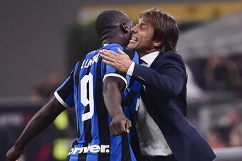 TOPSHOT - Inter Milan's Belgian forward Romelu Lukaku (L) embraces Inter Milan's Italian head coach Antonio Conte after scoring during the Italian Serie A football match AC Milan vs Inter Milan on September 21, 2019 at the San Siro stadium in Milan. (Phot