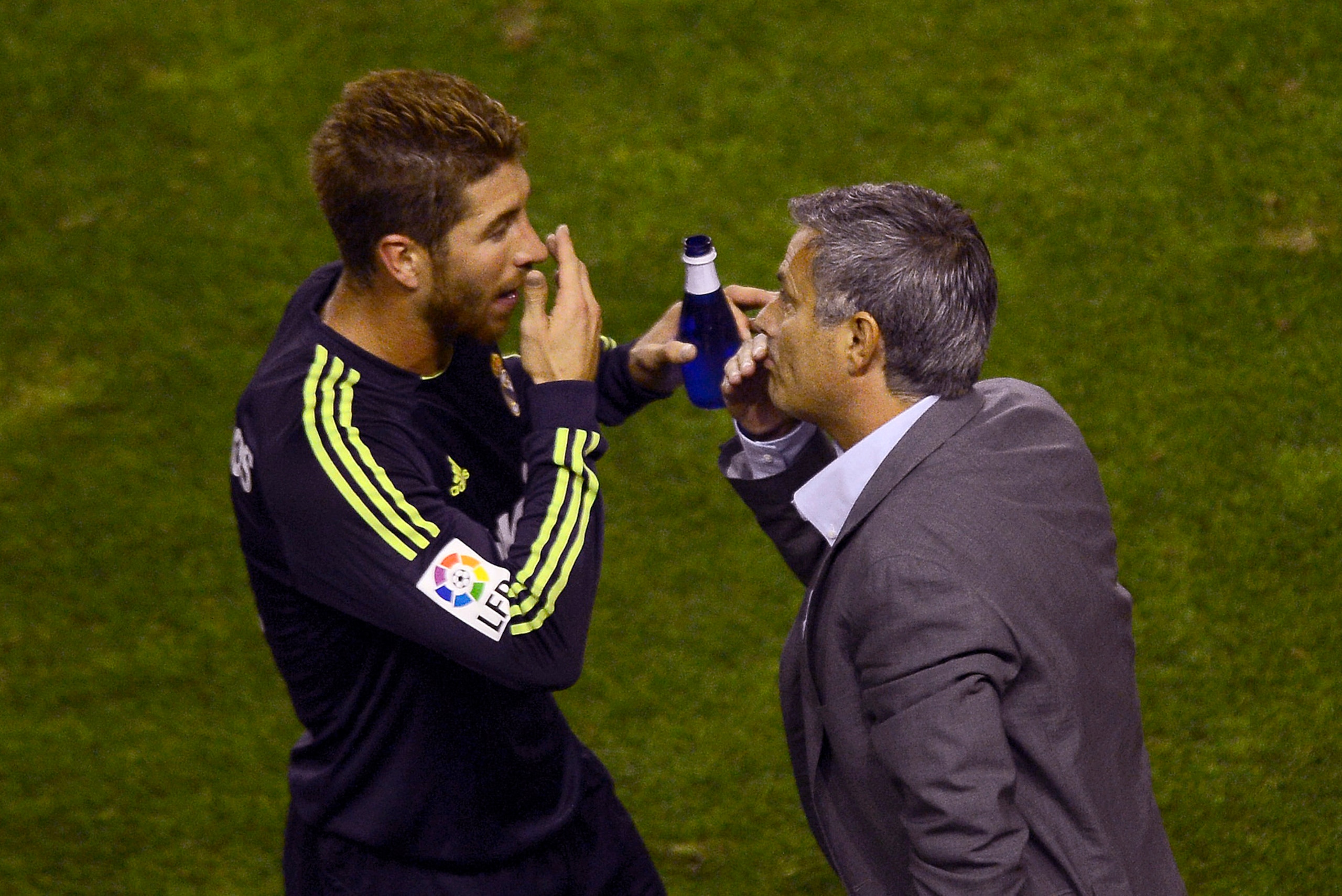 Real Madrid's defender Sergio Ramos (L) speaks with Real Madrid's Portuguese coach Jose Mourinho during the Spanish league football match Rayo Vallecano vs Real Madrid on September 24, 2012 at the Teresa Rivero stadium in Madrid.   AFP PHOTO / PIERRE-PHIL
