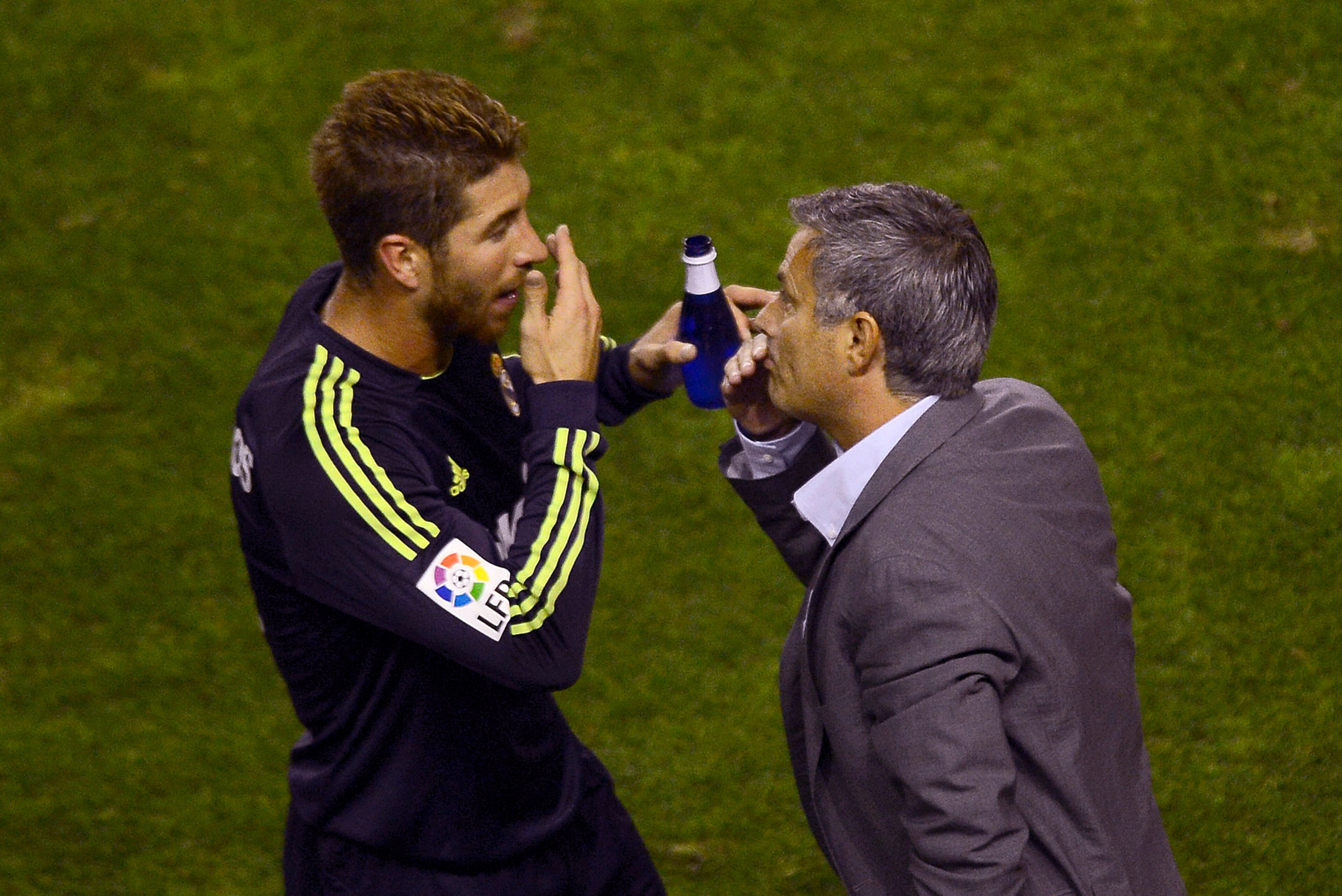Real Madrid's defender Sergio Ramos (L) speaks with Real Madrid's Portuguese coach Jose Mourinho during the Spanish league football match Rayo Vallecano vs Real Madrid on September 24, 2012 at the Teresa Rivero stadium in Madrid.   AFP PHOTO / PIERRE-PHIL