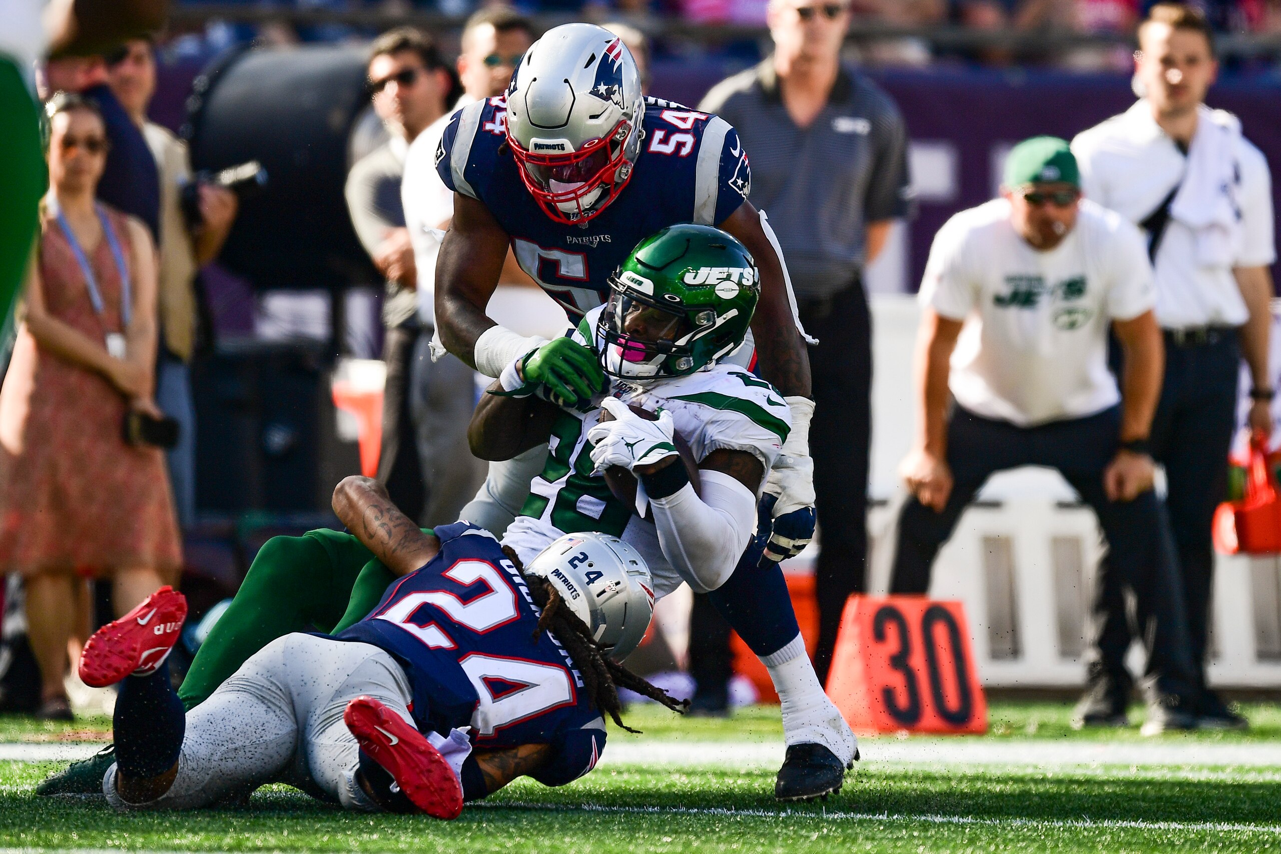FOXBOROUGH, MA - SEPTEMBER 22: Le'Veon Bell #26 of the New York Jets is tackled by Stephon Gilmore #24 and Dont'a Hightower #54 of the New England Patriots during the fourth quarter of a game at Gillette Stadium on September 22, 2019 in Foxborough, Massac FOXBOROUGH, MA - SEPTEMBER 22: Le'Veon Bell #26 of the New York Jets is tackled by Stephon Gilmore #24 and Dont'a Hightower #54 of the New England Patriots during the fourth quarter of a game at Gillette Stadium on September 22, 2019 in Foxborough, Massac