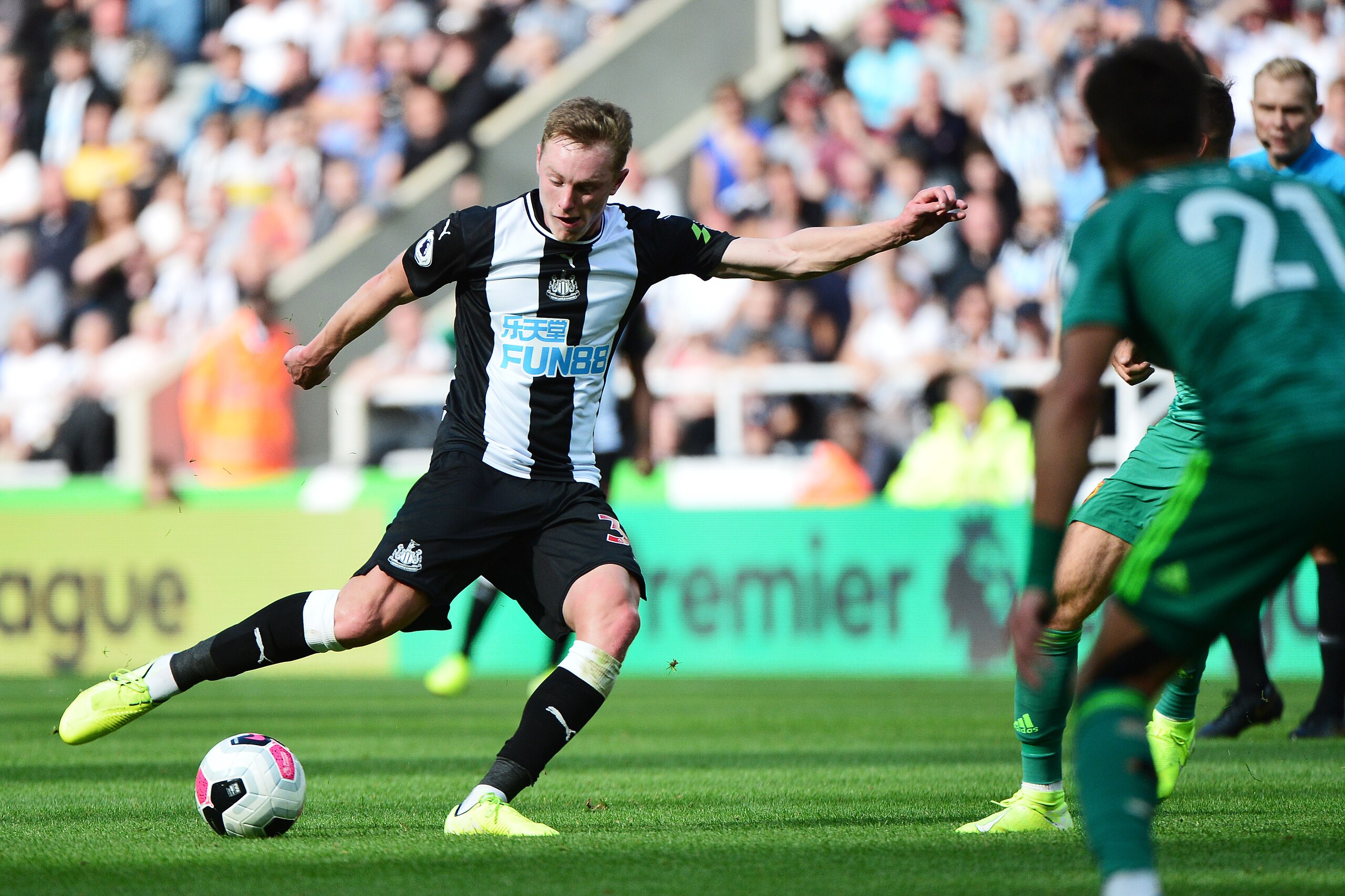 NEWCASTLE UPON TYNE, ENGLAND - AUGUST 31: Sean Longstaff of Newcastle United shoots during the Premier League match between Newcastle United and Watford FC at St. James Park on August 31, 2019 in Newcastle upon Tyne, United Kingdom. (Photo by Mark Runnacl NEWCASTLE UPON TYNE, ENGLAND - AUGUST 31: Sean Longstaff of Newcastle United shoots during the Premier League match between Newcastle United and Watford FC at St. James Park on August 31, 2019 in Newcastle upon Tyne, United Kingdom. (Photo by Mark Runnacl