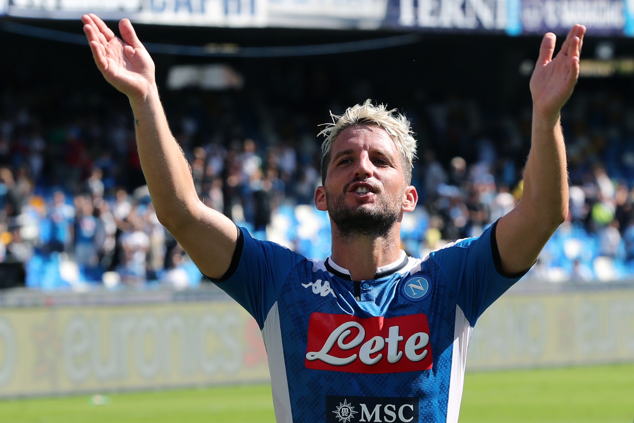 NAPLES, ITALY - SEPTEMBER 29: Dries Mertens of SSC Napoli celebrates the victory after the Serie A match between SSC Napoli and Brescia Calcio at Stadio San Paolo on September 29, 2019 in Naples, Italy. (Photo by Francesco Pecoraro/Getty Images)