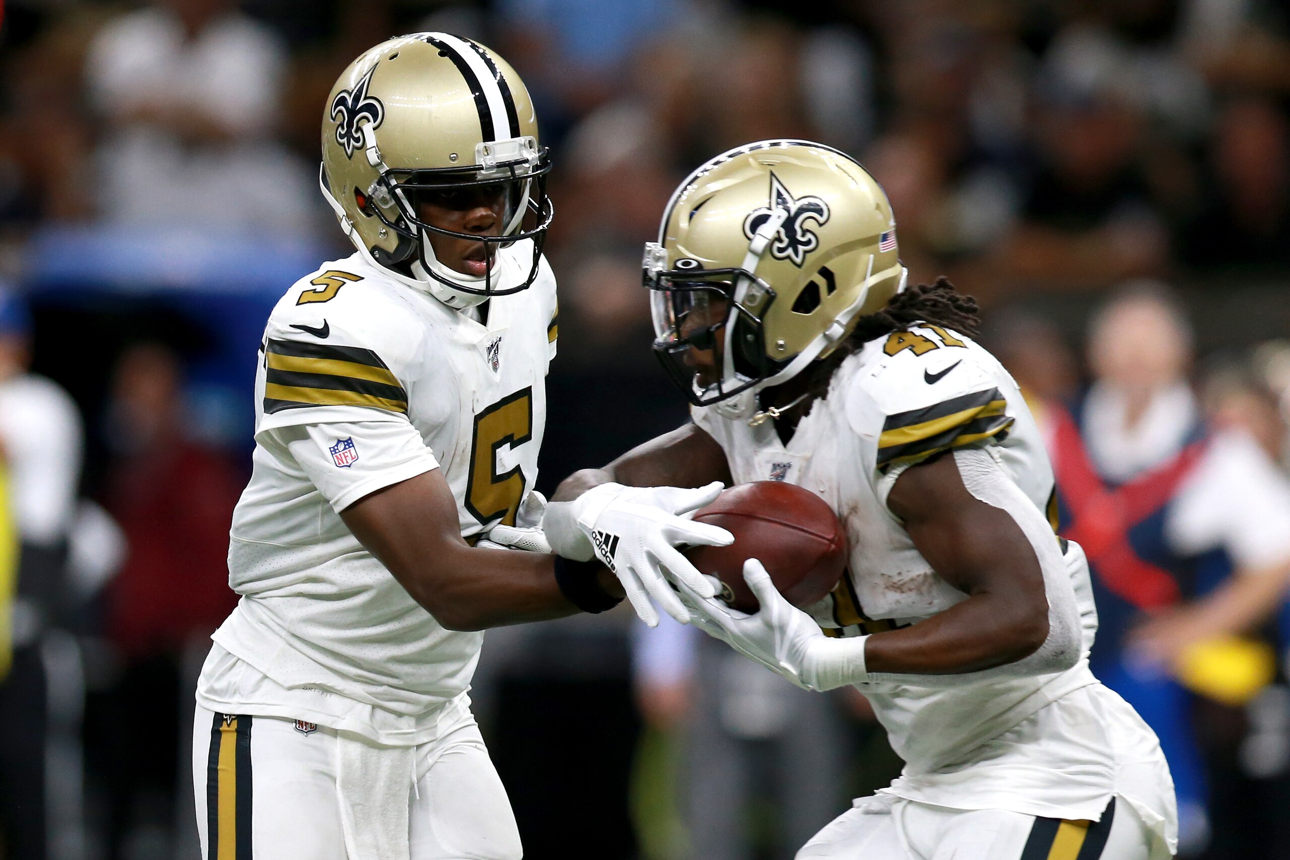 NEW ORLEANS, LOUISIANA - SEPTEMBER 29: Teddy Bridgewater #5 of the New Orleans Saints hands the ball off to Alvin Kamara #41 of the New Orleans Saints during the second half of a NFL game against the Dallas Cowboys at the Mercedes Benz Superdome on Septem