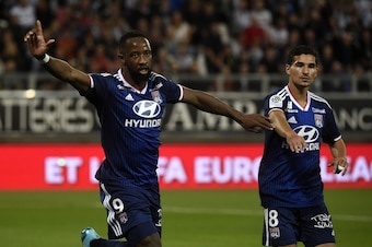 Lyon's french forward Moussa Dembele (L) celebrates after scoring a goal during the French L1 football match between Amiens and Lyon (OL) on September 13, 2019 at the Licorne stadium in Amiens. (Photo by FRANCOIS LO PRESTI / AFP)        (Photo credit shou